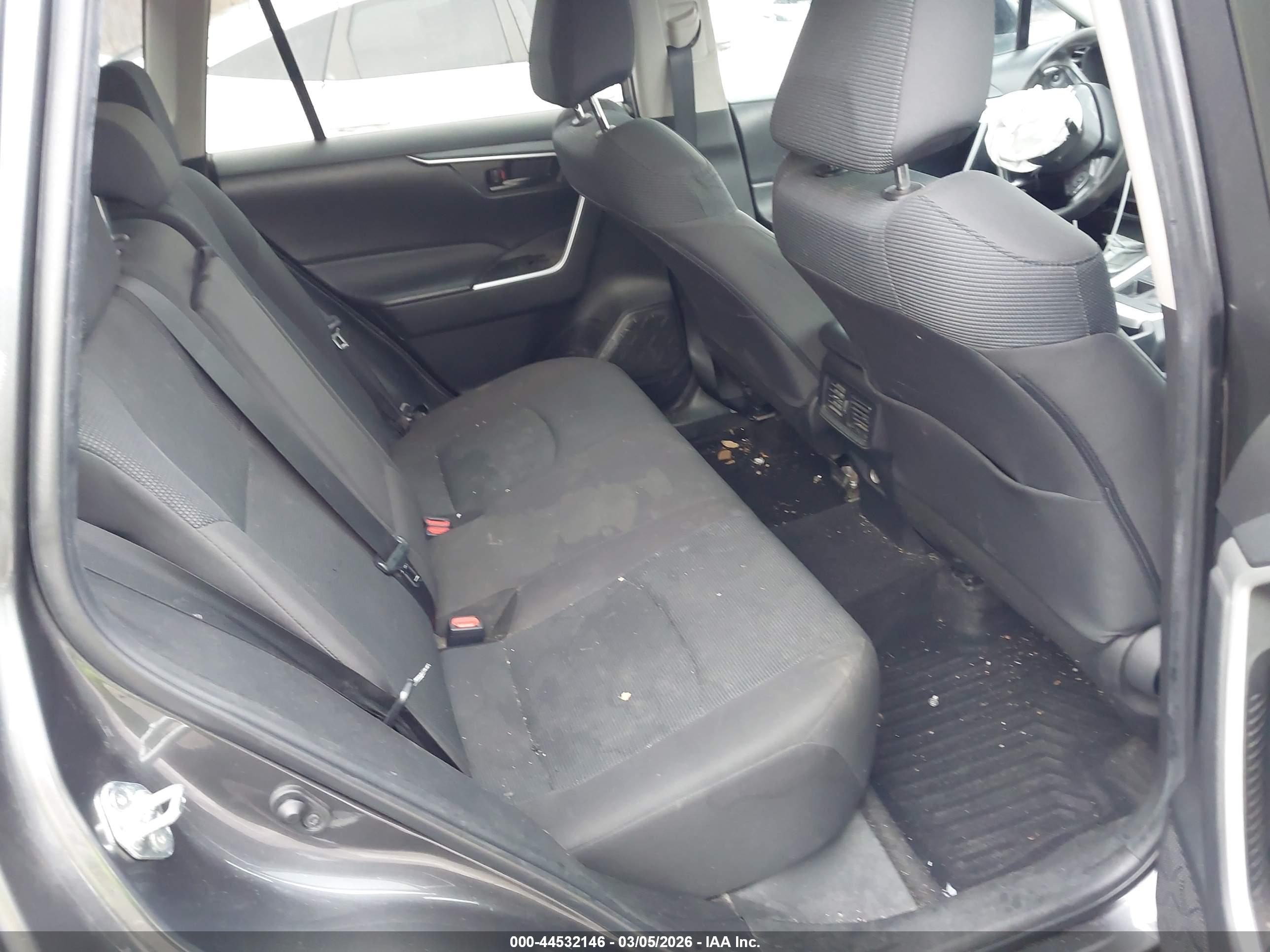 TOYOTA RAV4 image 8