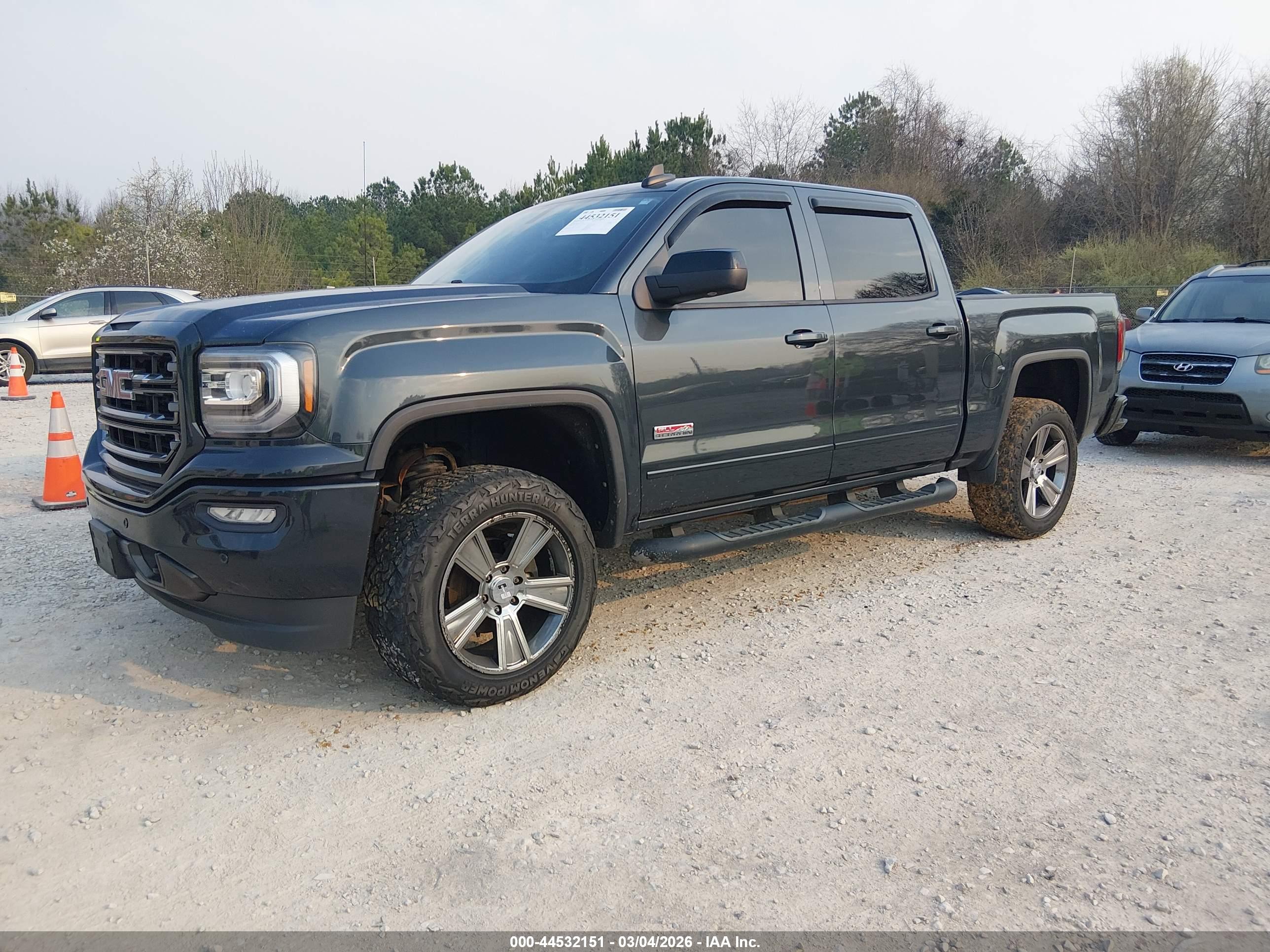 GMC SIERRA image 2