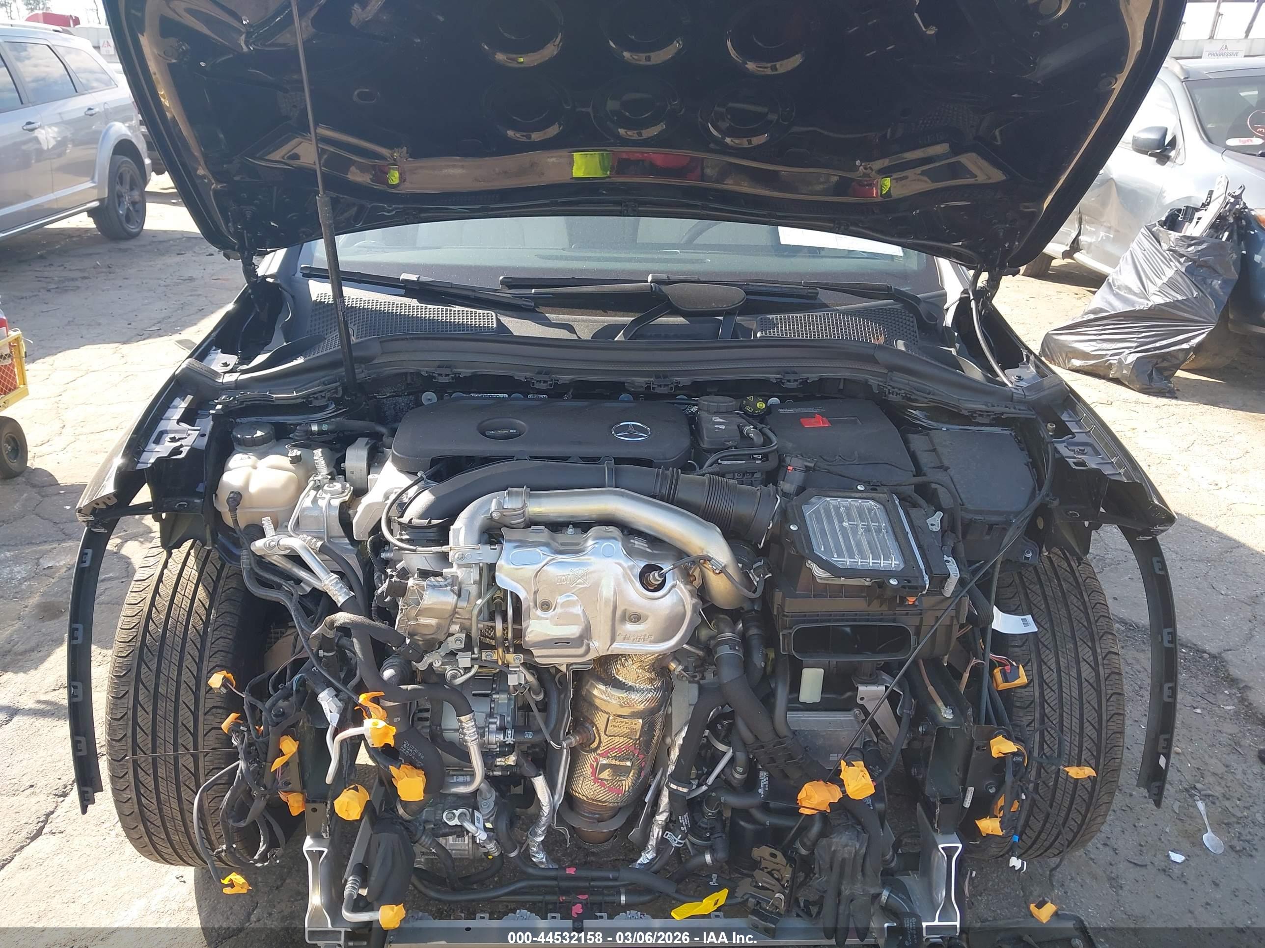 MERCEDES-BENZ GLA image 10