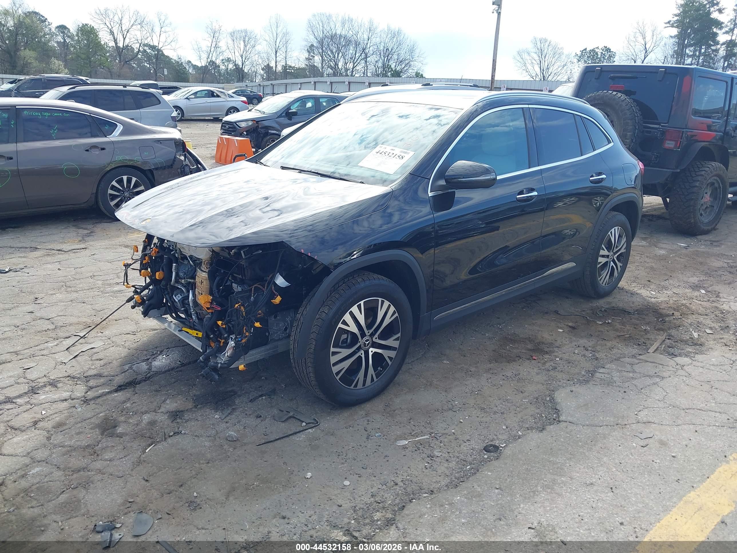 MERCEDES-BENZ GLA image 2