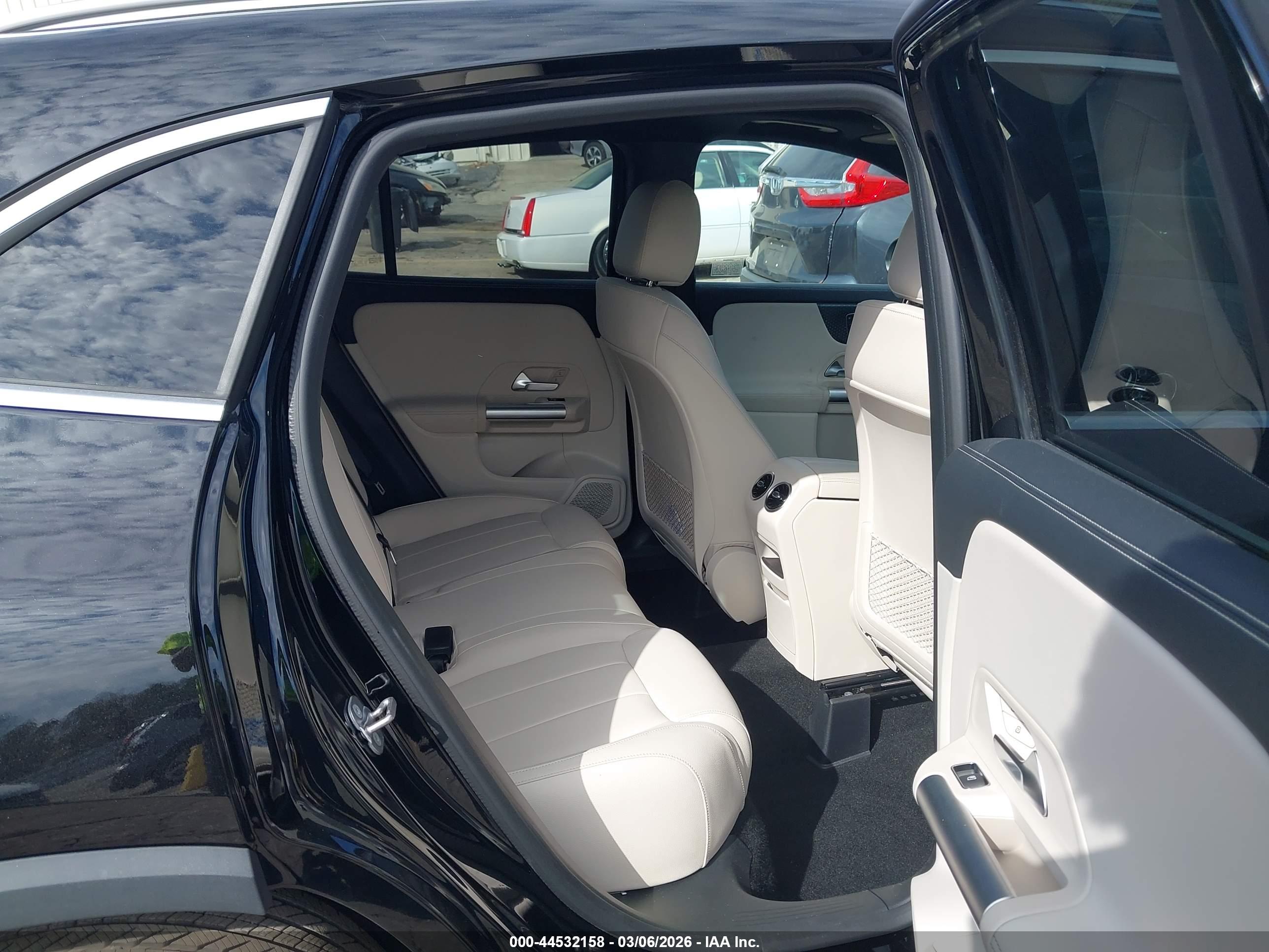 MERCEDES-BENZ GLA image 8