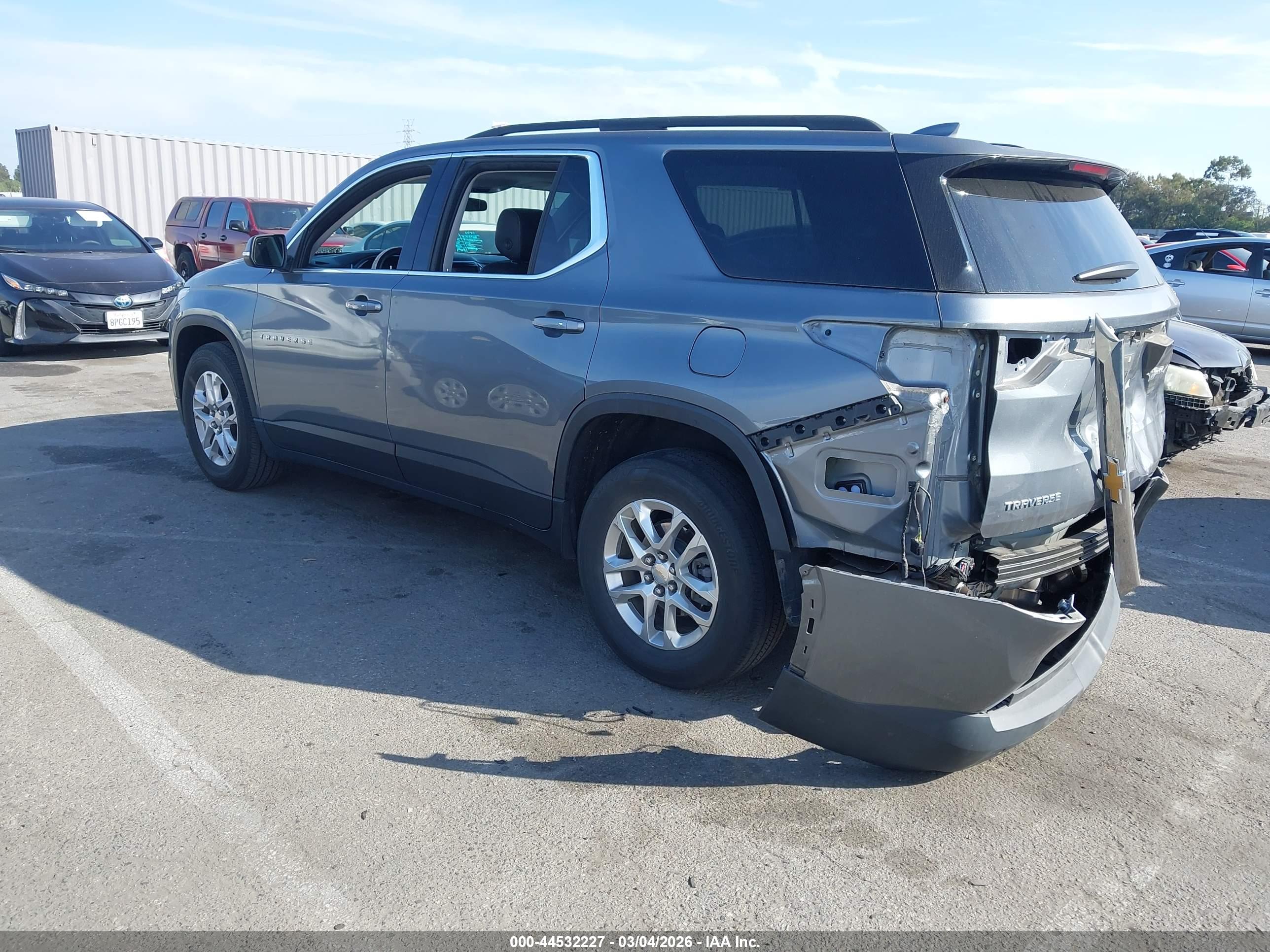 CHEVROLET TRAVERSE image 3