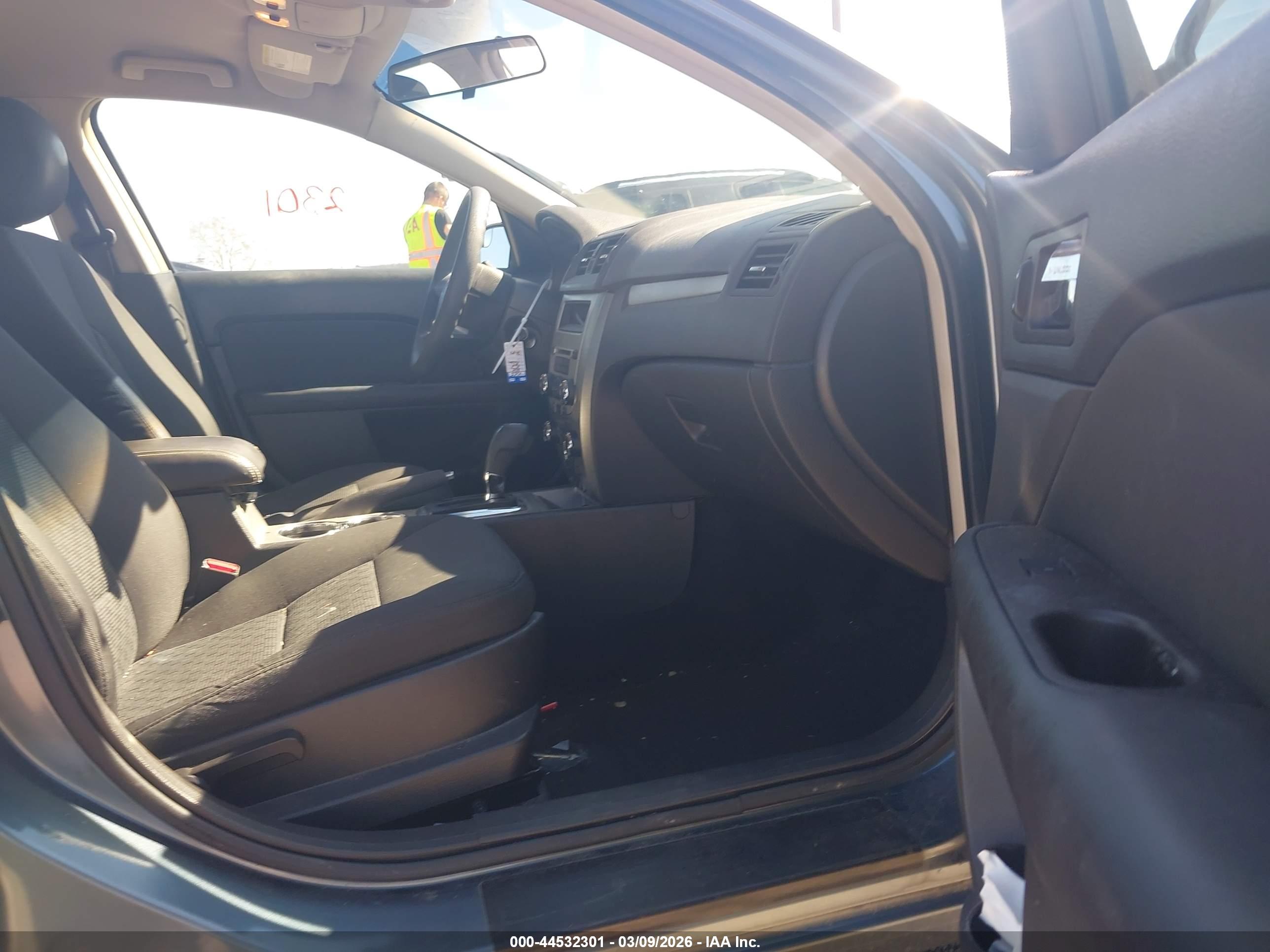 FORD FUSION image 5