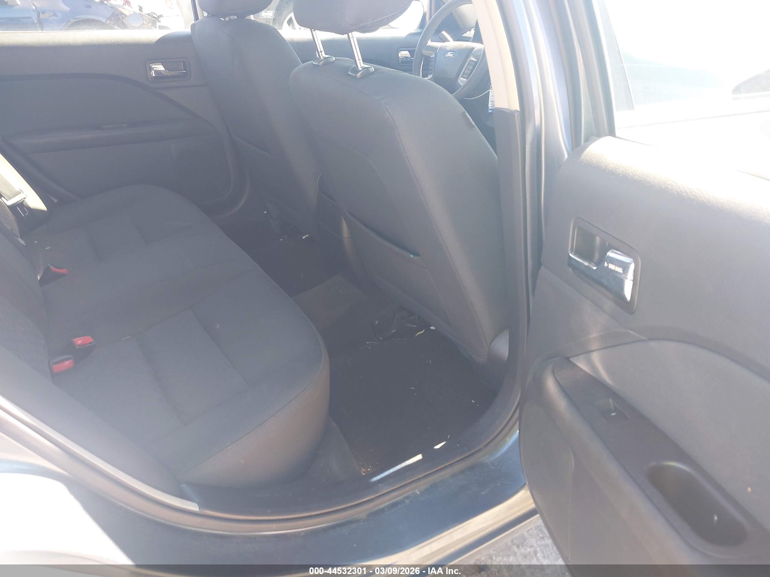 FORD FUSION image 8