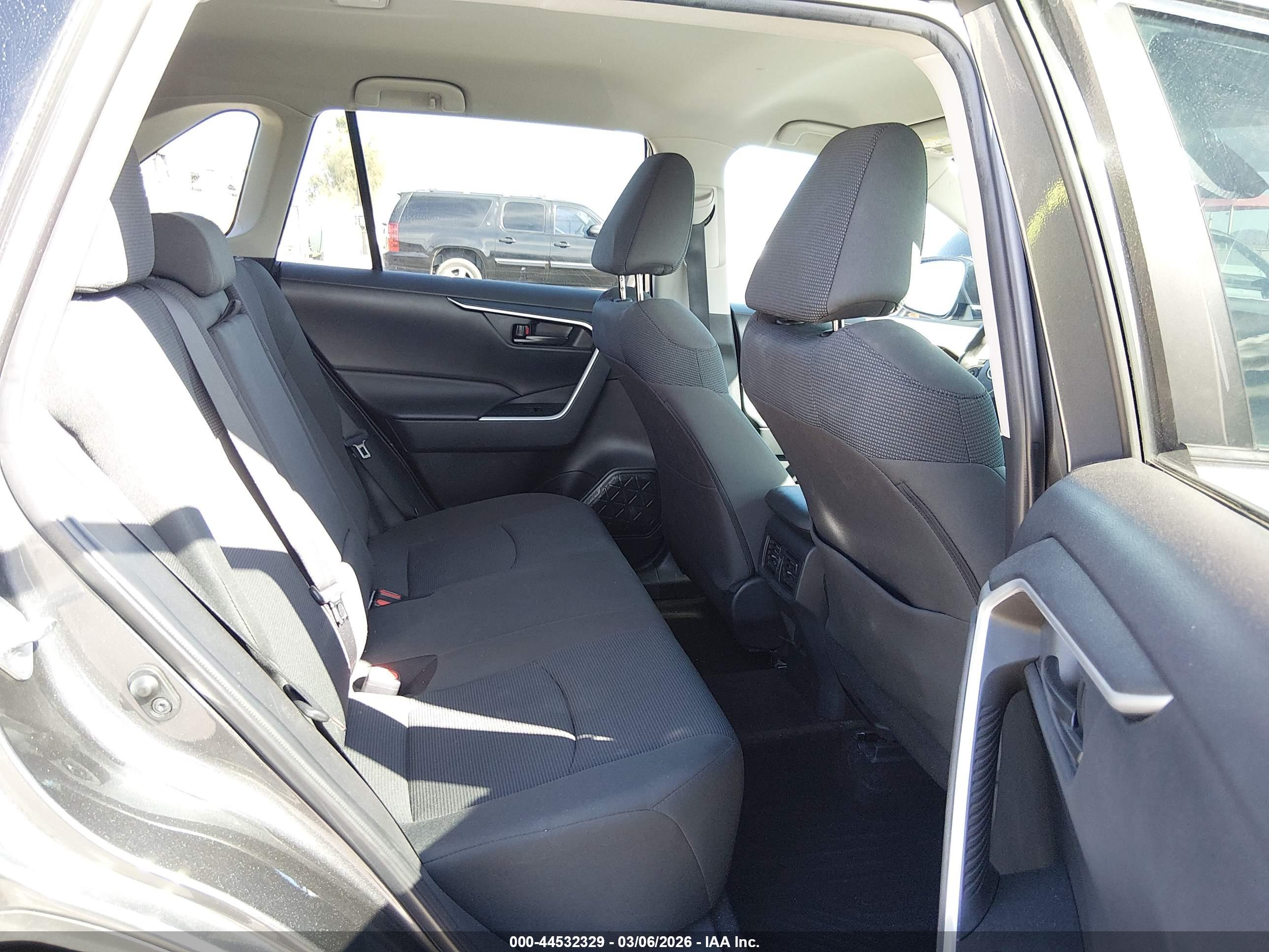 TOYOTA RAV4 image 8