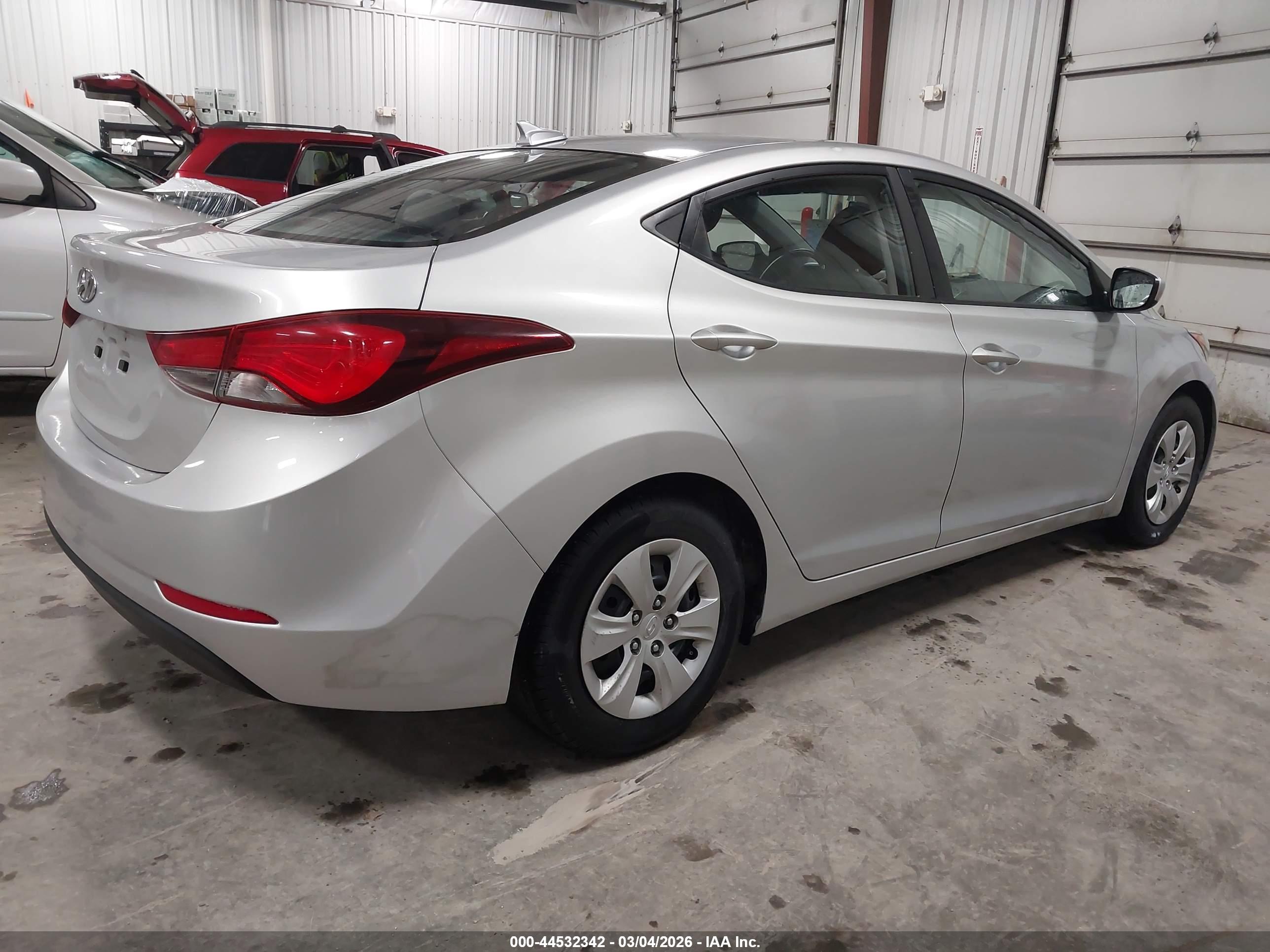 HYUNDAI ELANTRA image 4
