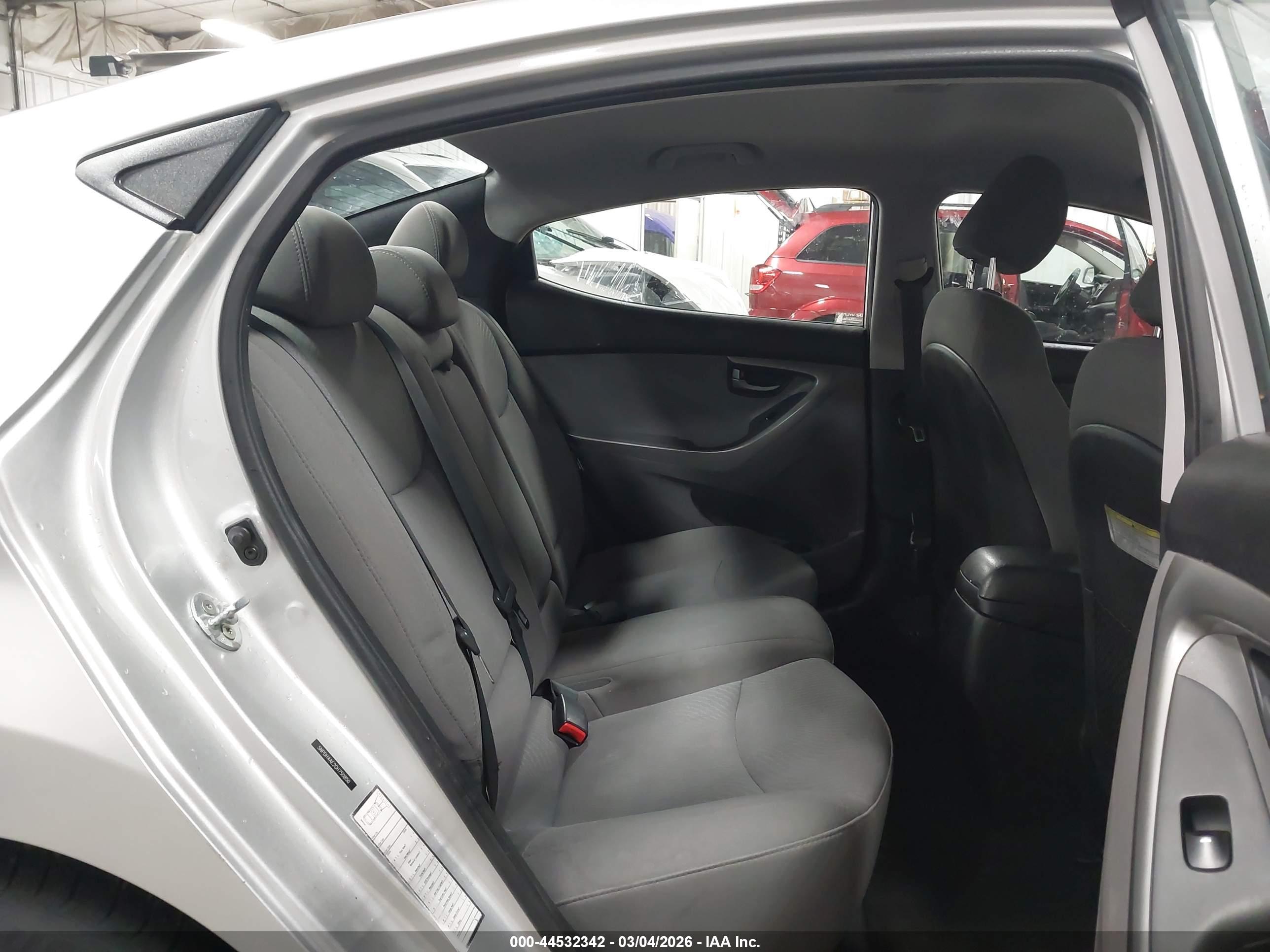 HYUNDAI ELANTRA image 8