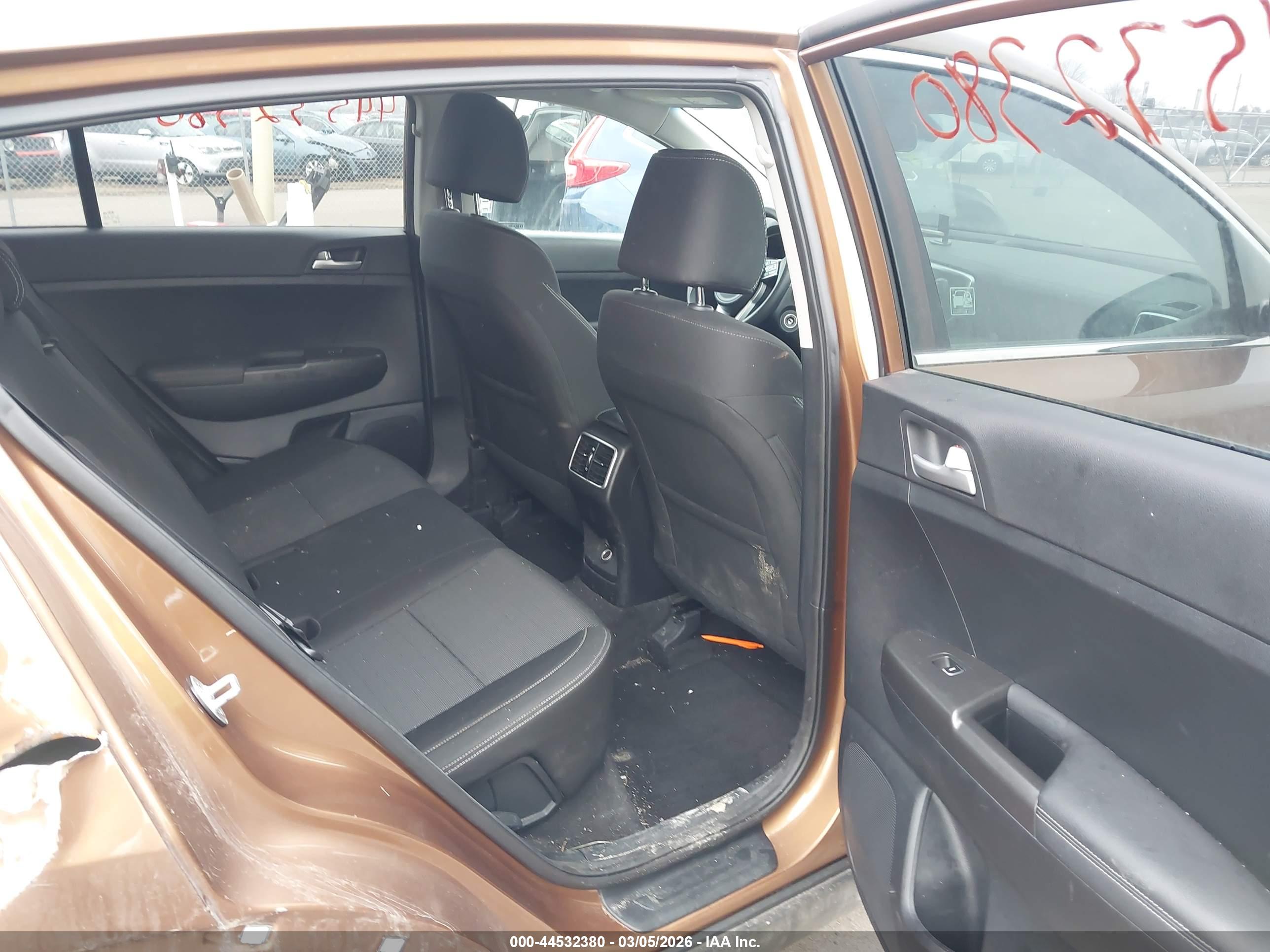 KIA SPORTAGE image 8