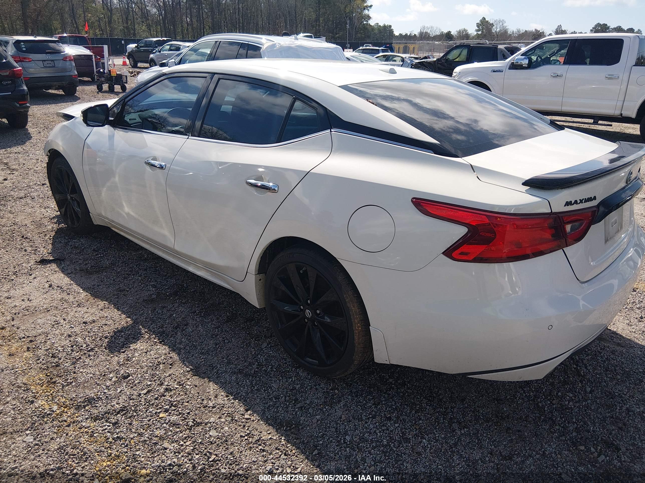 NISSAN MAXIMA image 3