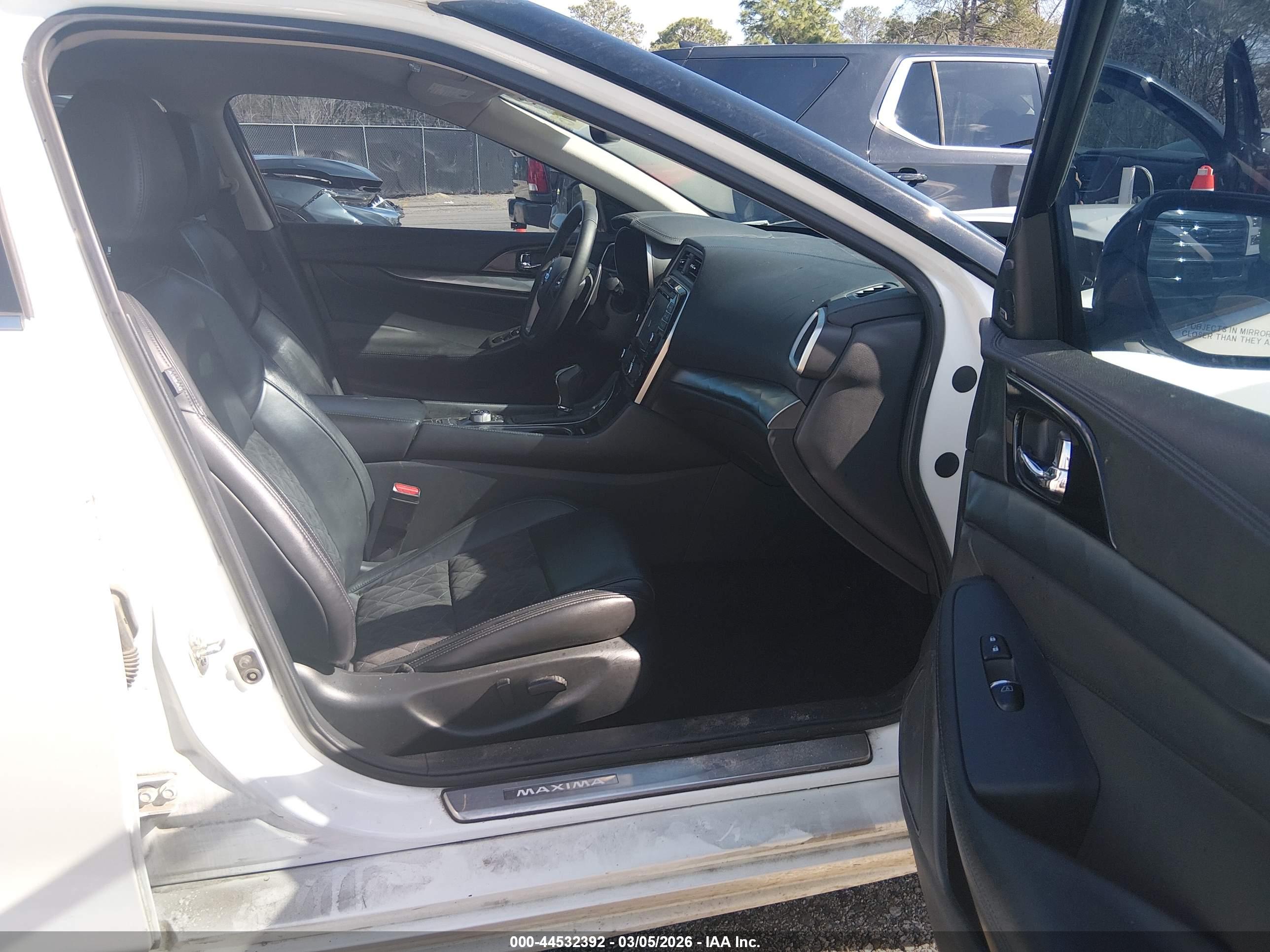 NISSAN MAXIMA image 5