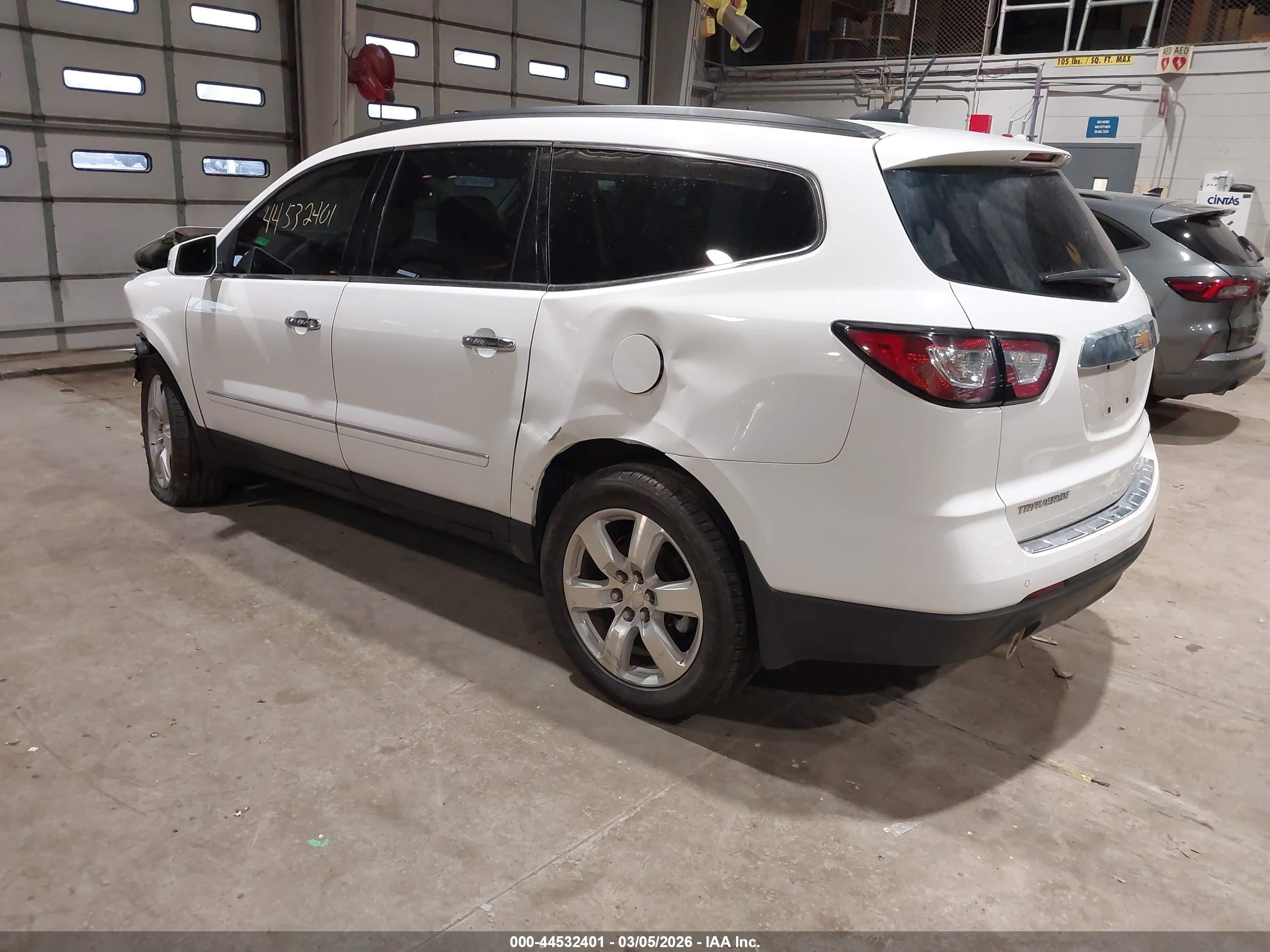 CHEVROLET TRAVERSE image 3