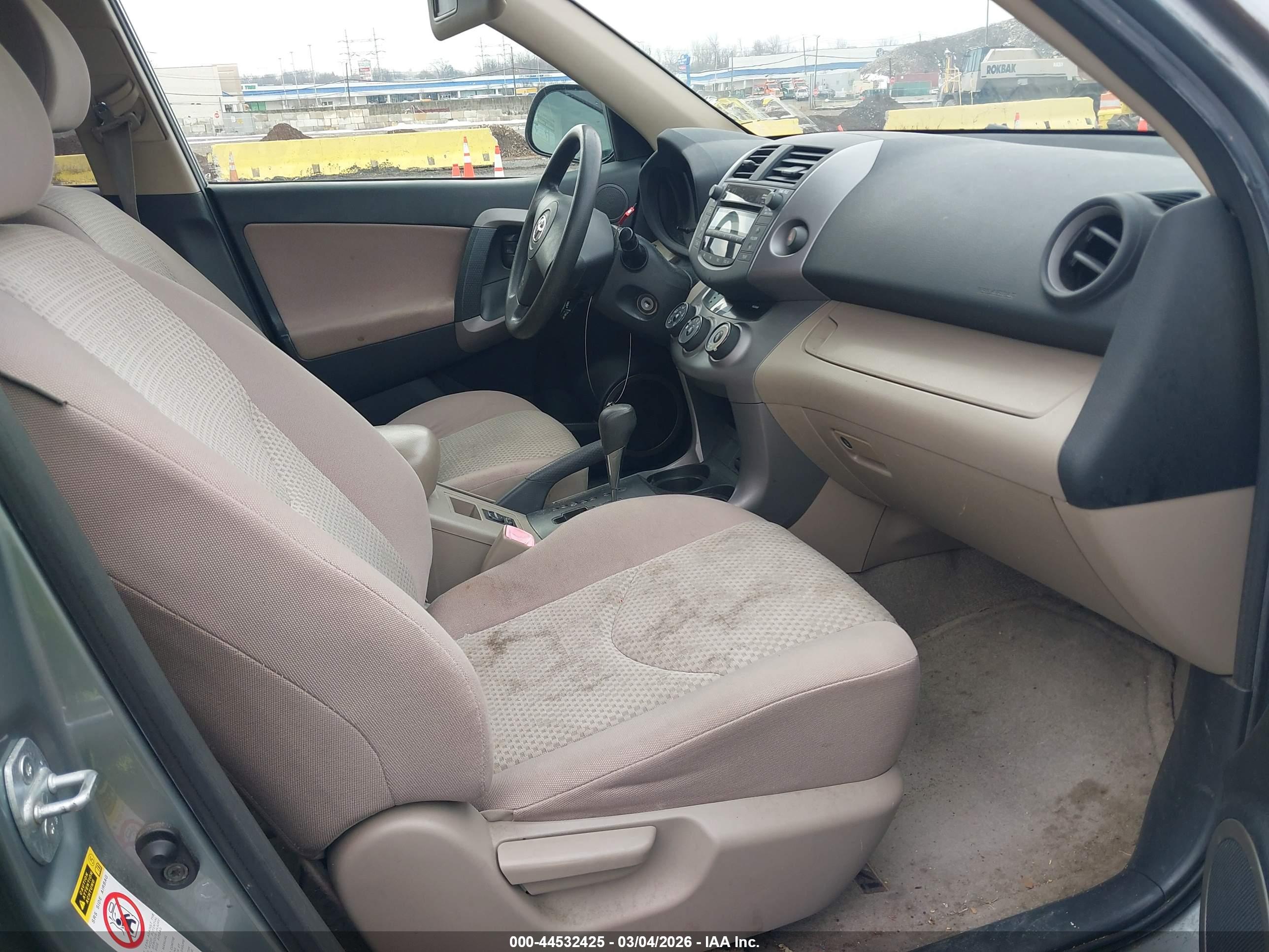 TOYOTA RAV4 image 5