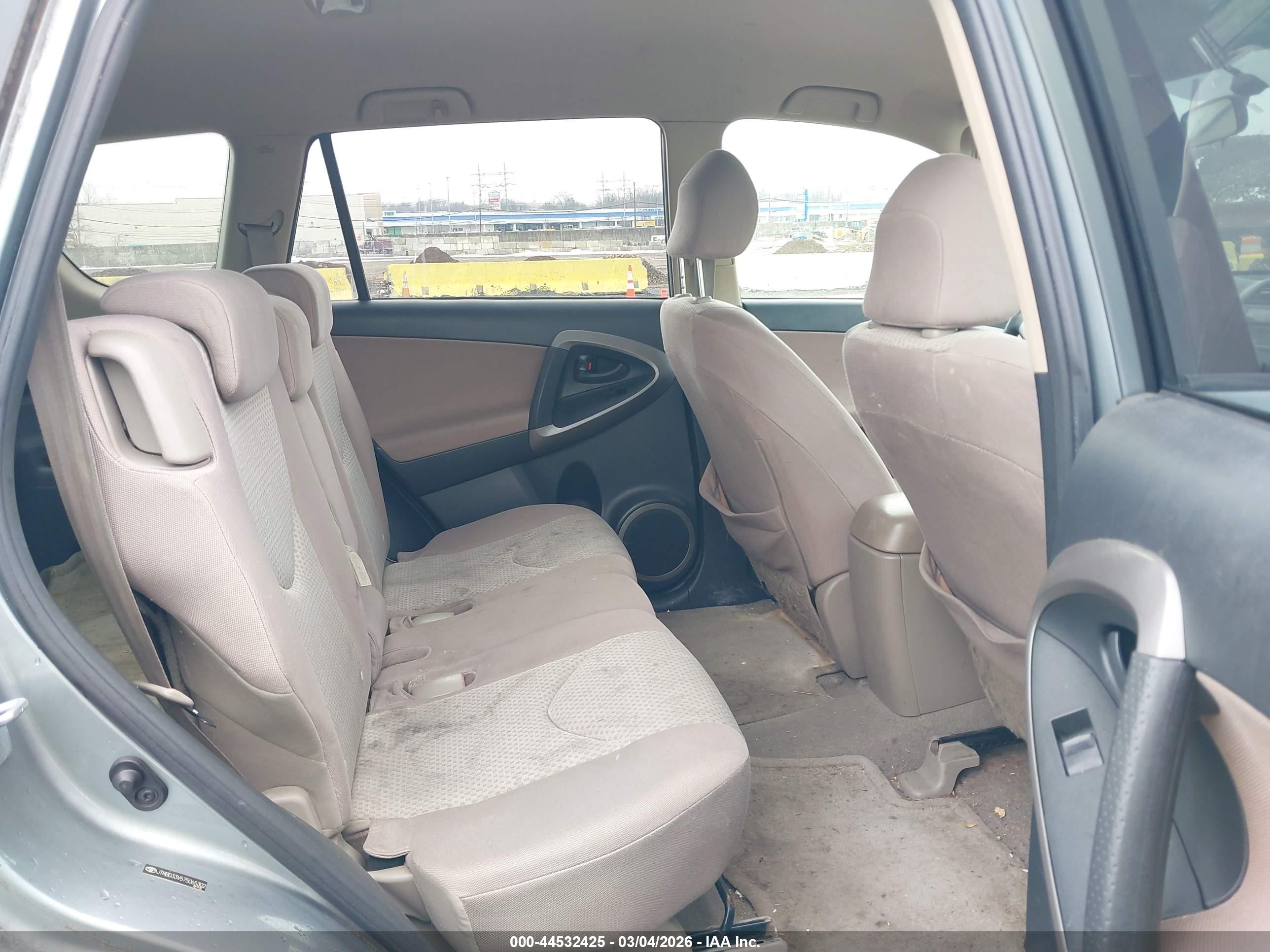 TOYOTA RAV4 image 8
