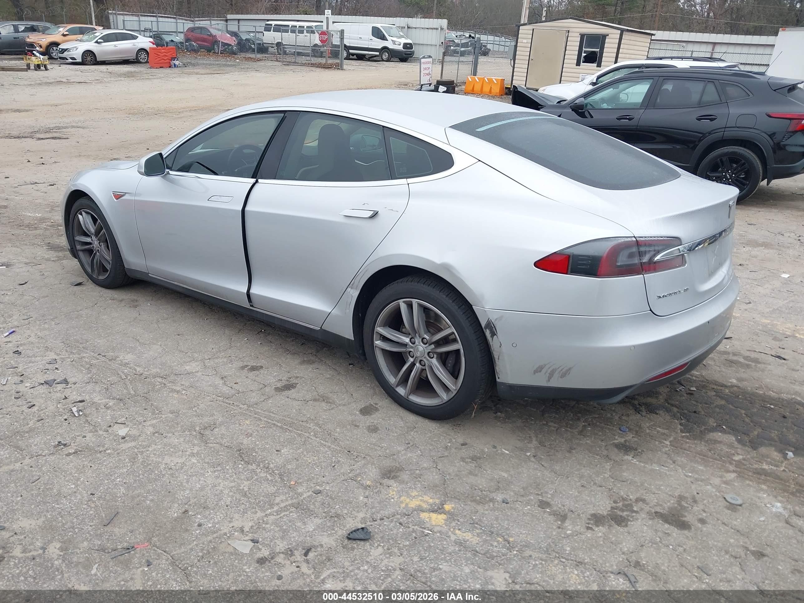 TESLA MODEL image 3
