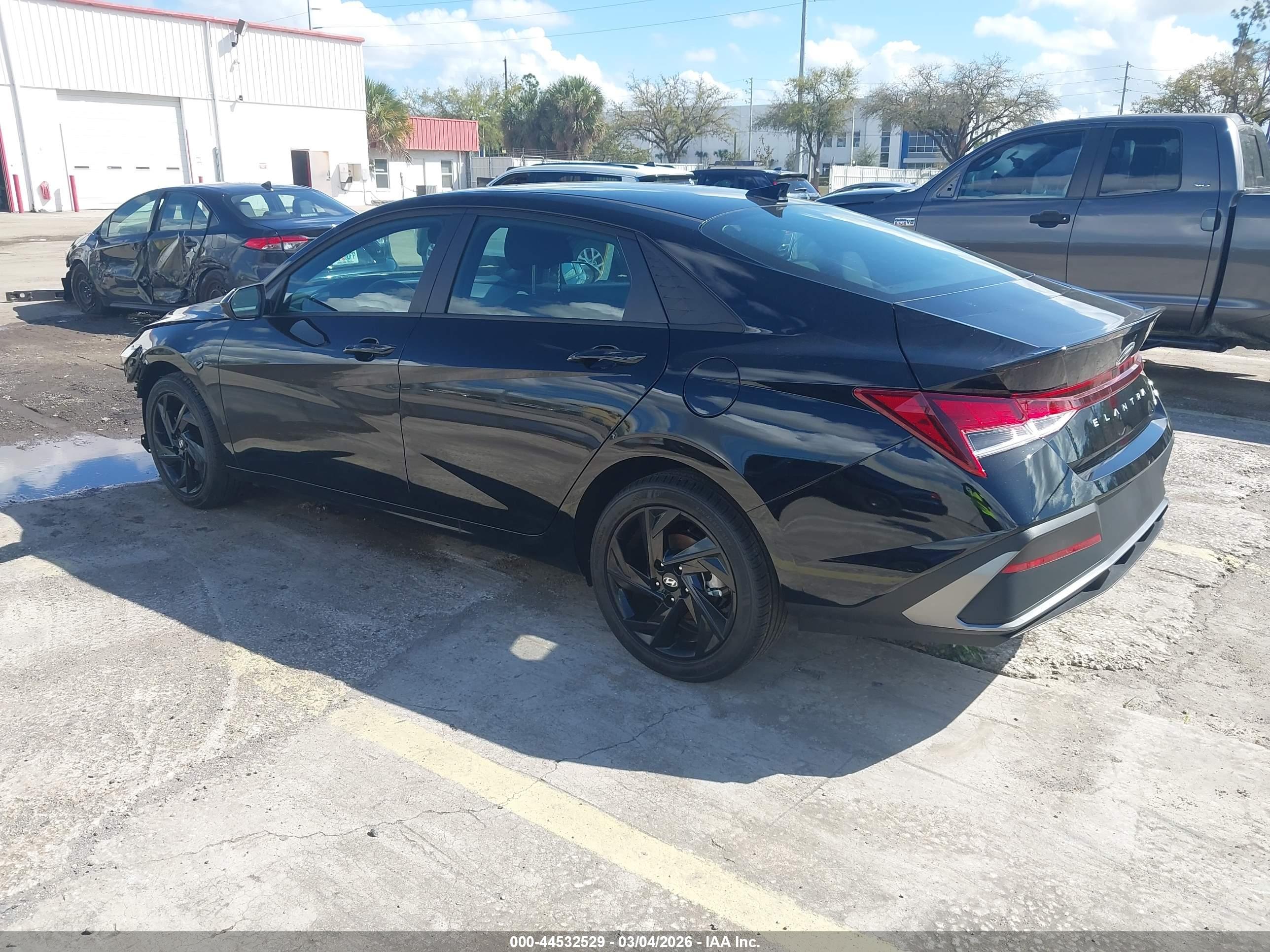 HYUNDAI ELANTRA image 3