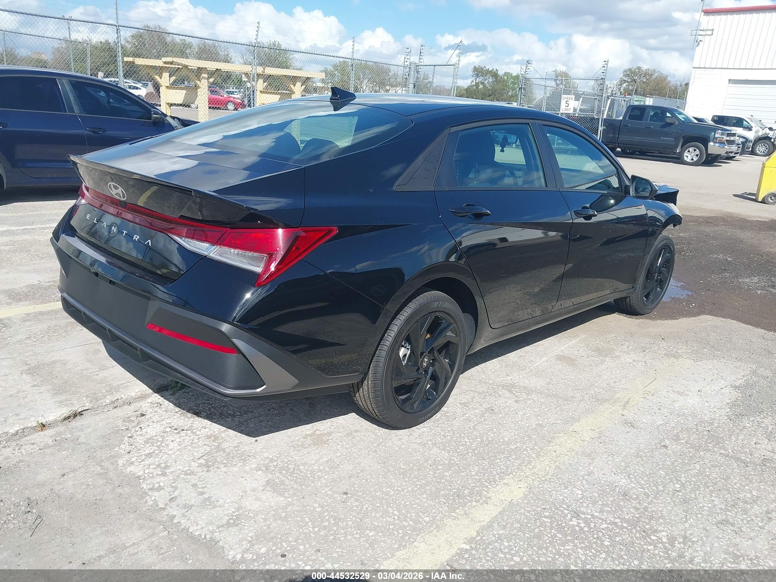 HYUNDAI ELANTRA image 4
