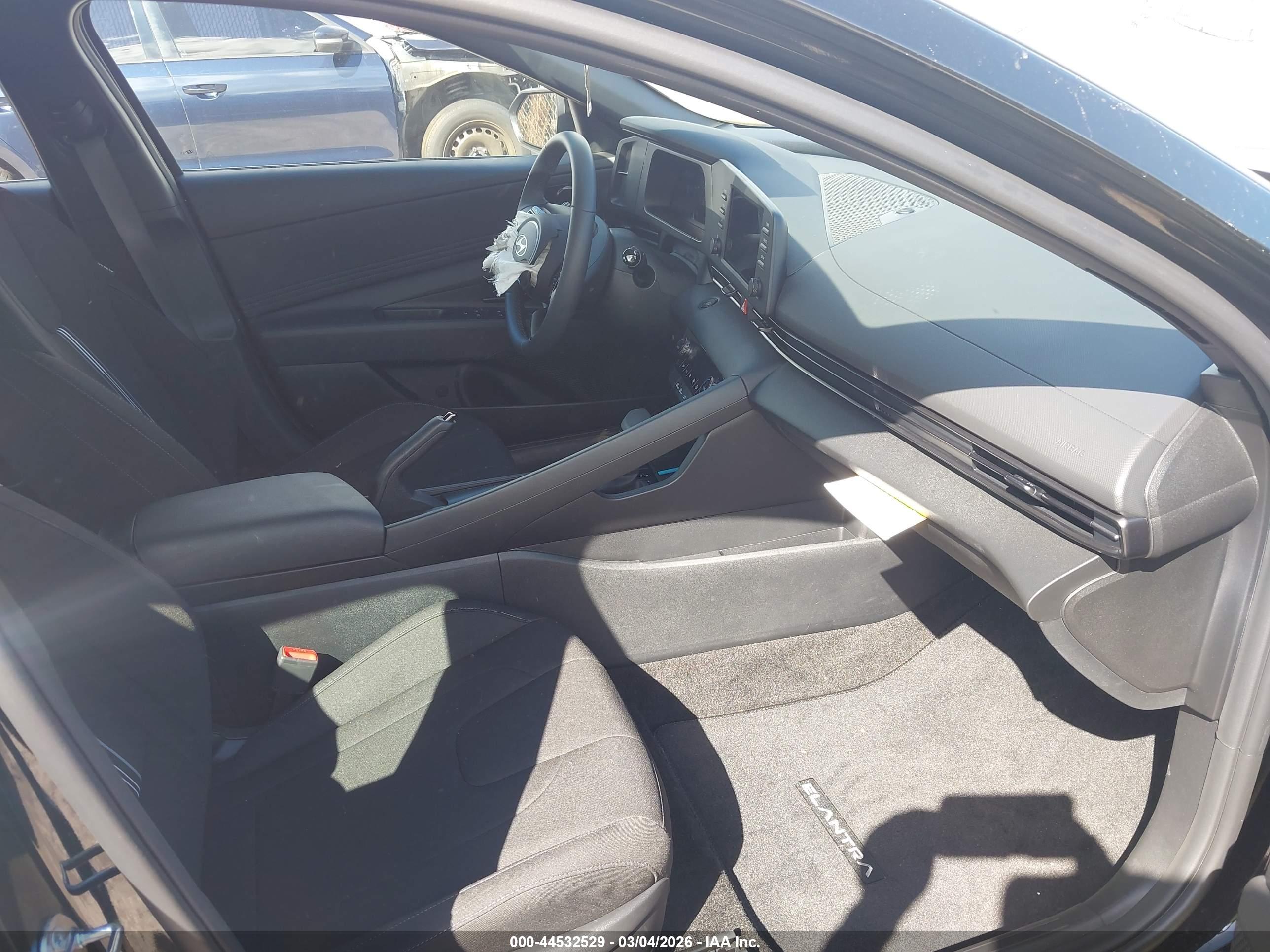 HYUNDAI ELANTRA image 5