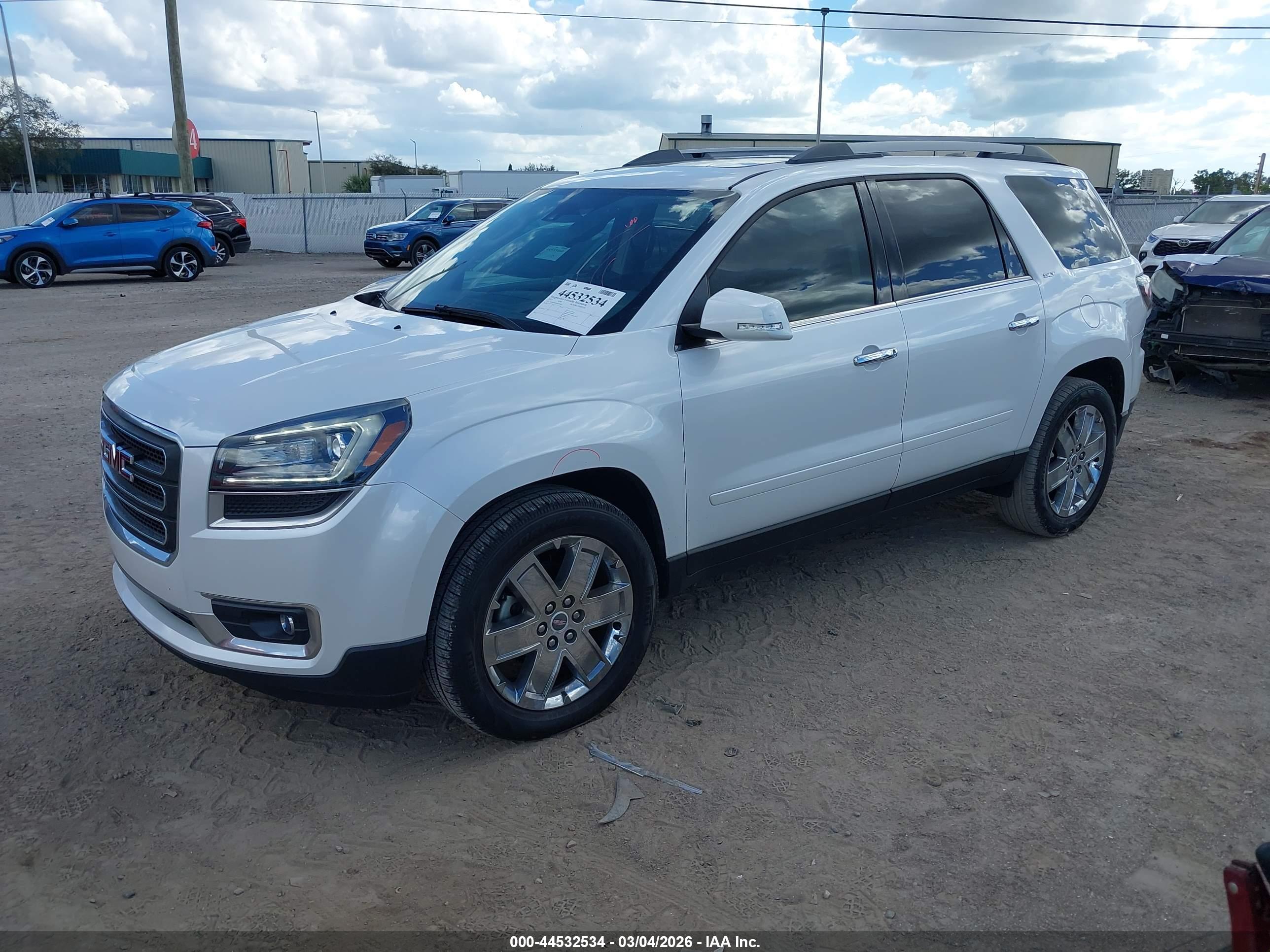 GMC ACADIA image 2