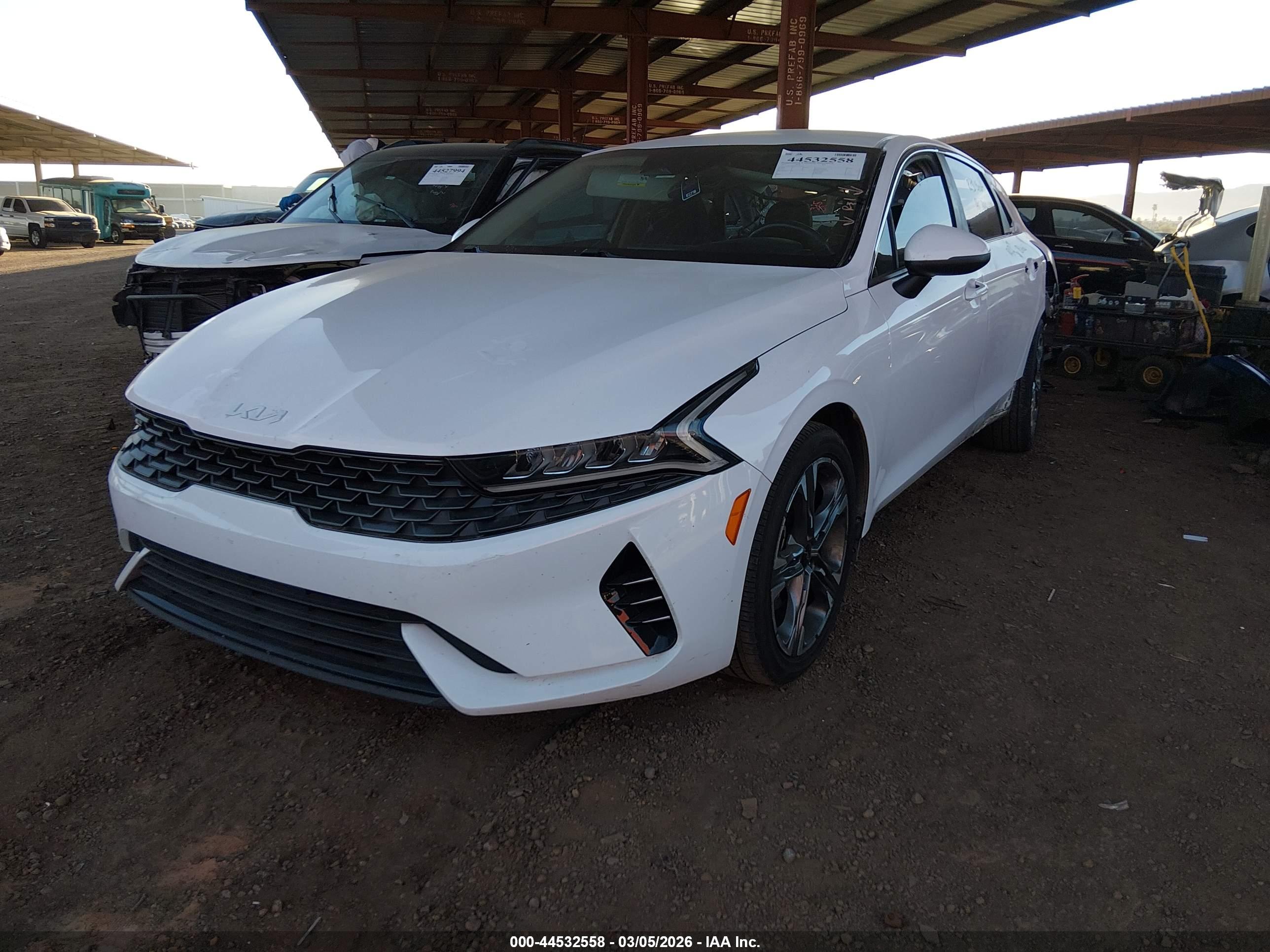 KIA K5 image 2