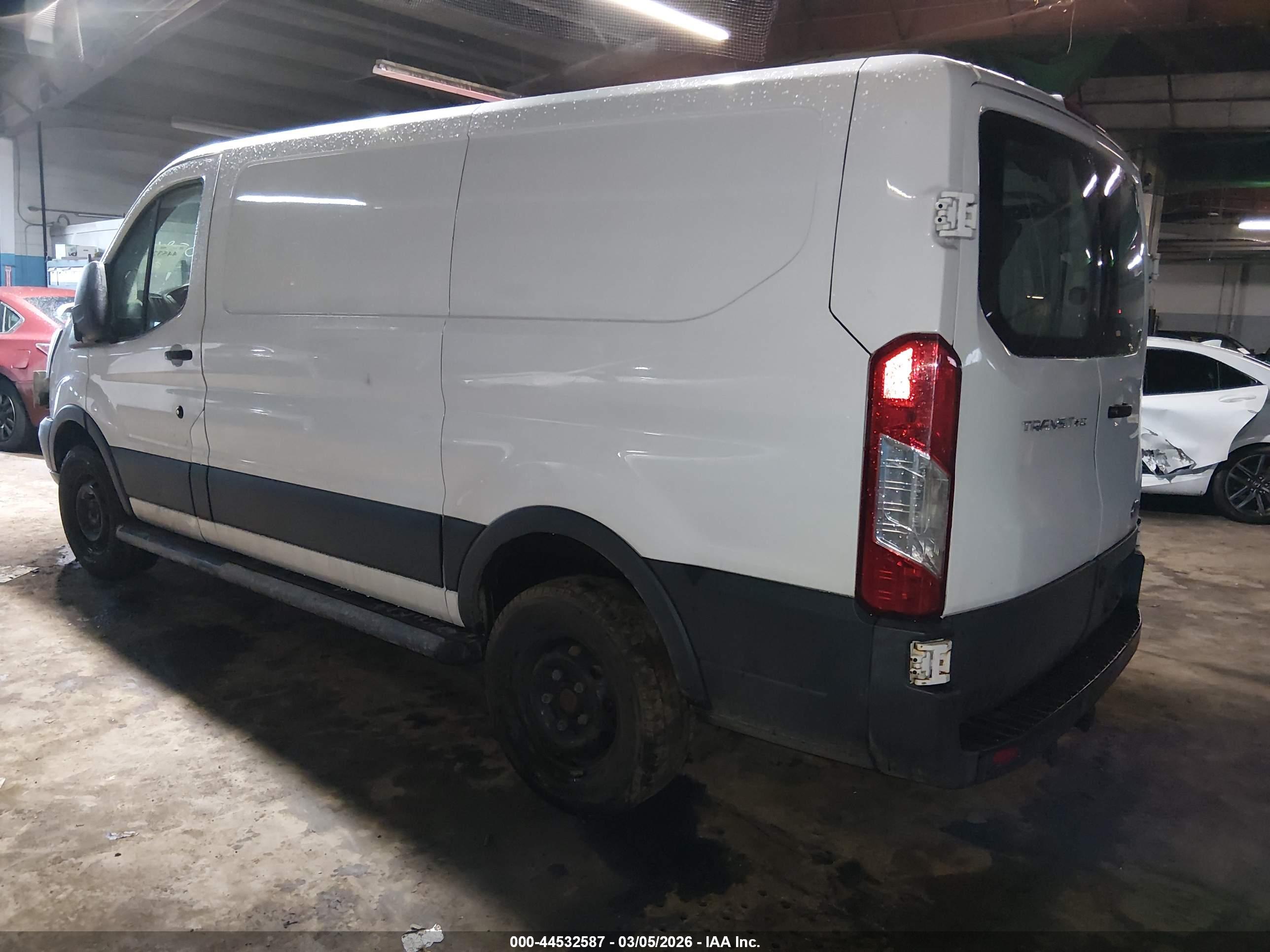 FORD TRANSIT-250 image 3