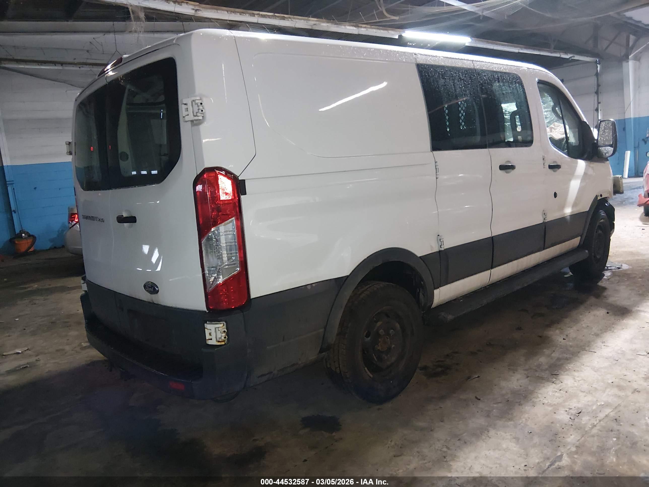 FORD TRANSIT-250 image 4