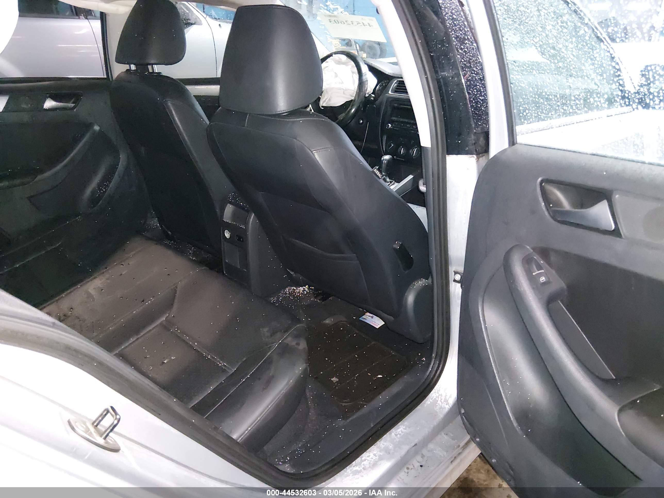 VOLKSWAGEN JETTA image 8