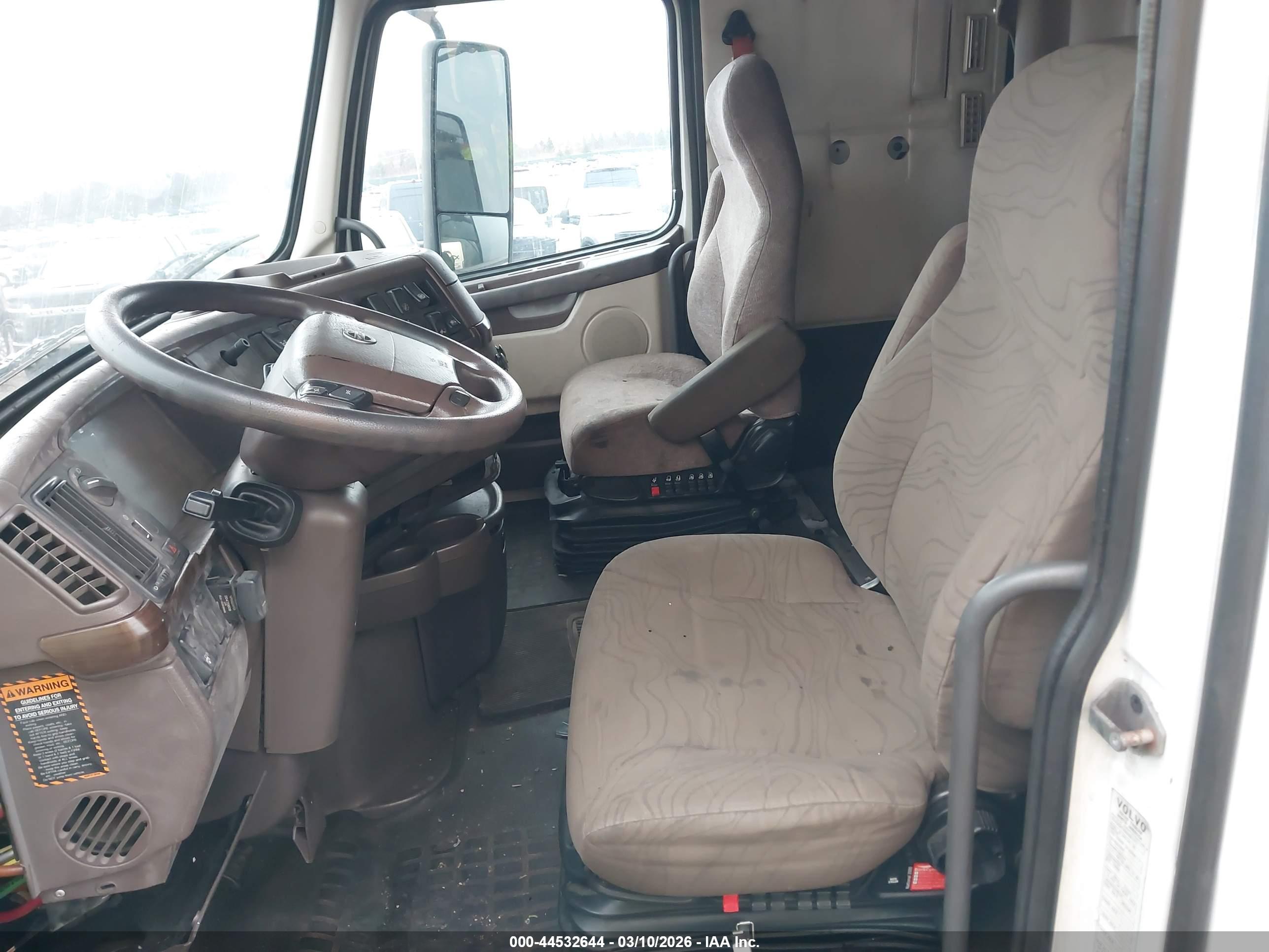 VOLVO VN image 7