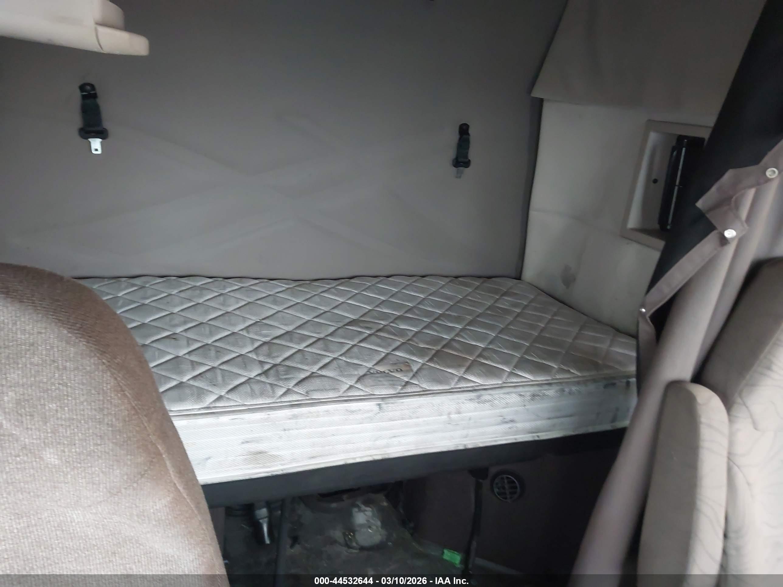 VOLVO VN image 8