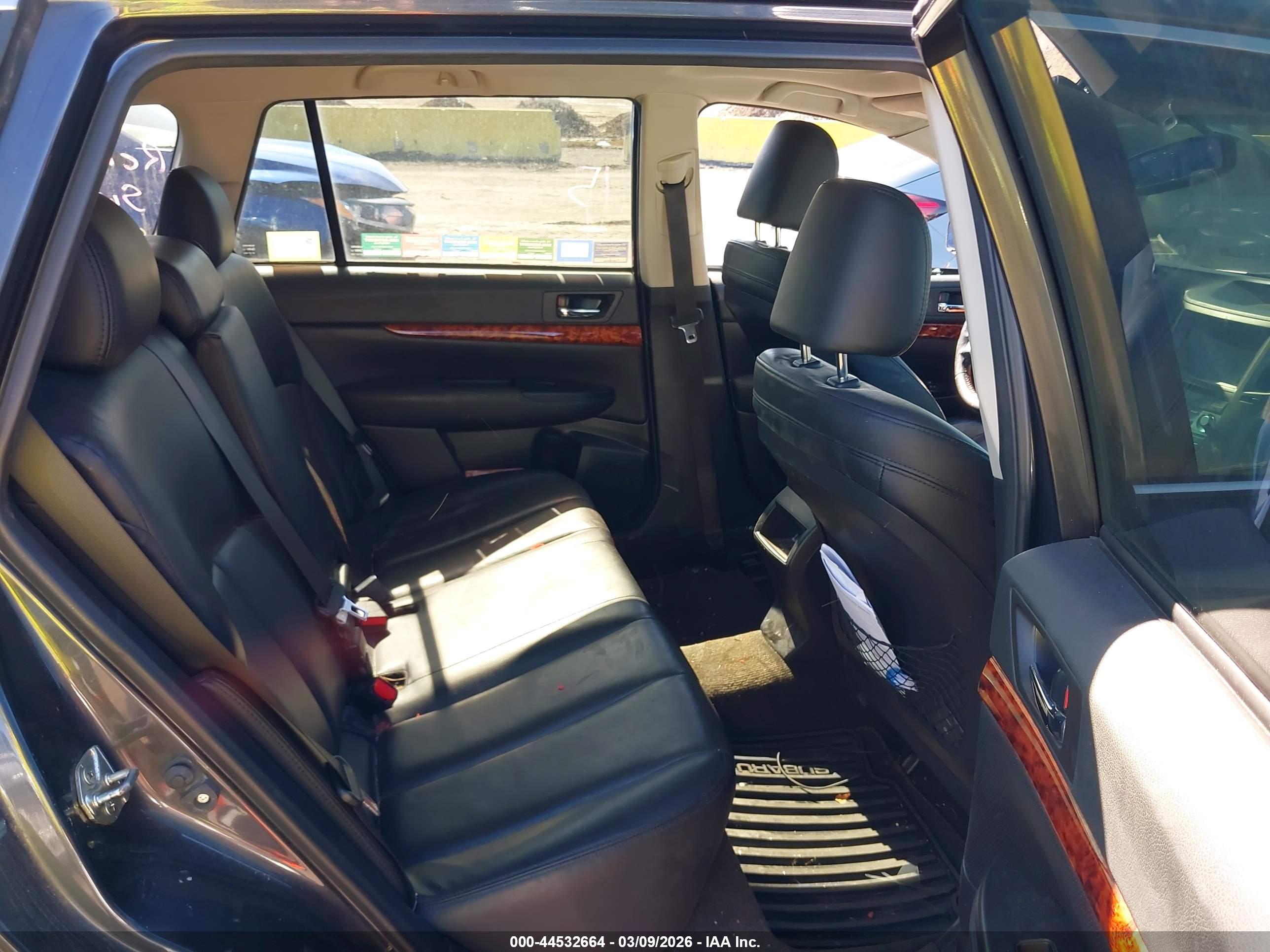 SUBARU OUTBACK image 8