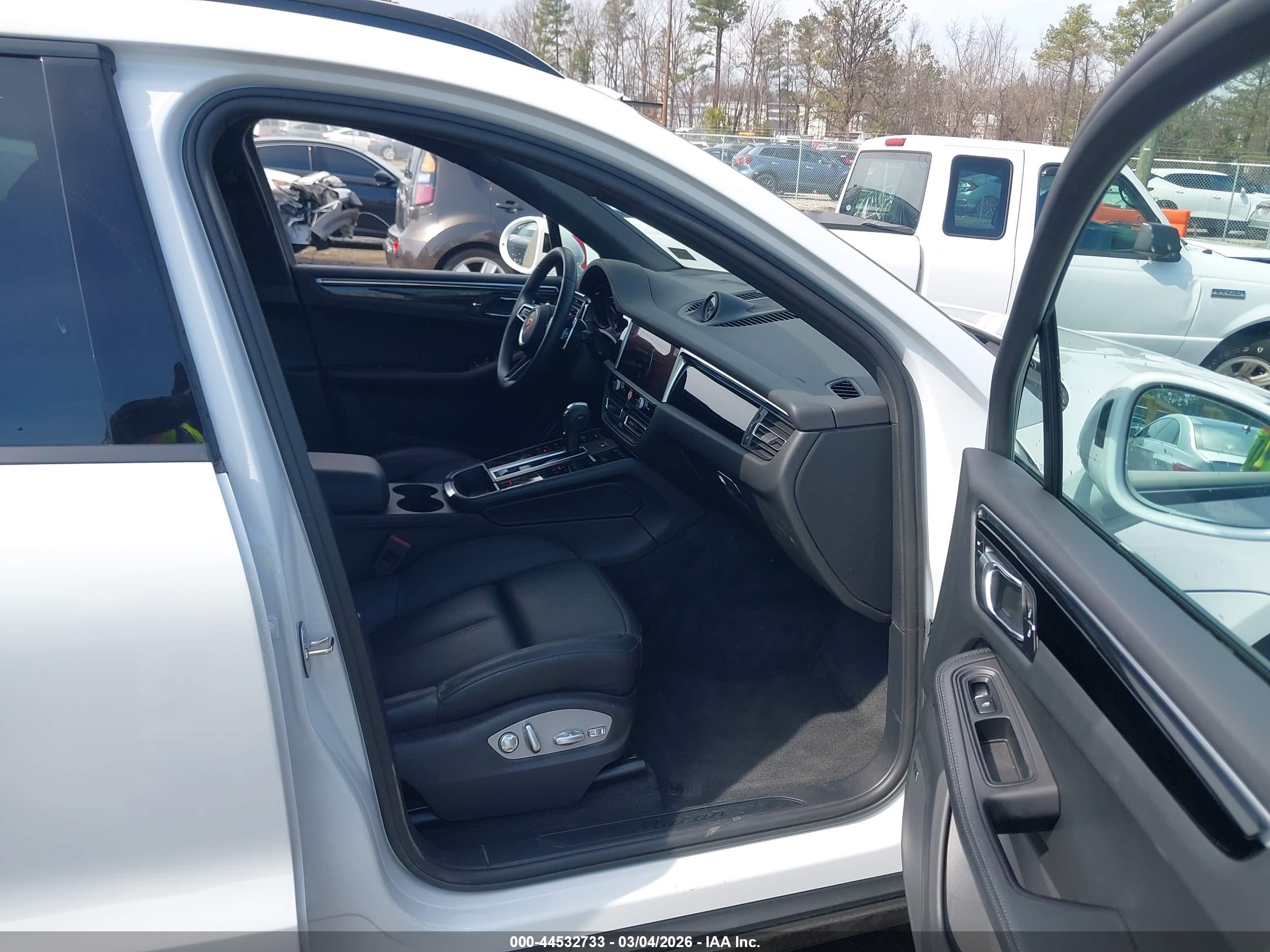 PORSCHE MACAN image 5