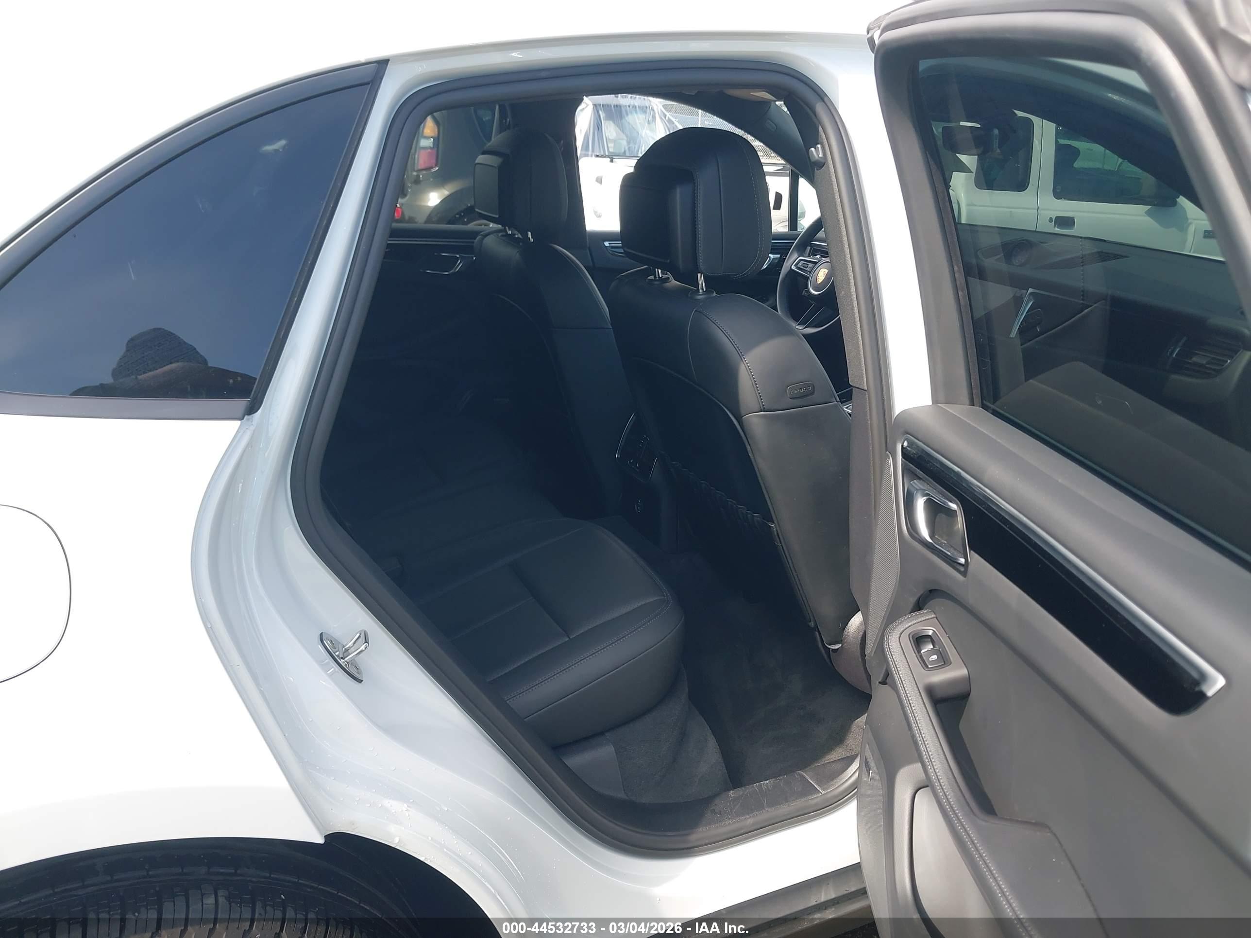 PORSCHE MACAN image 8