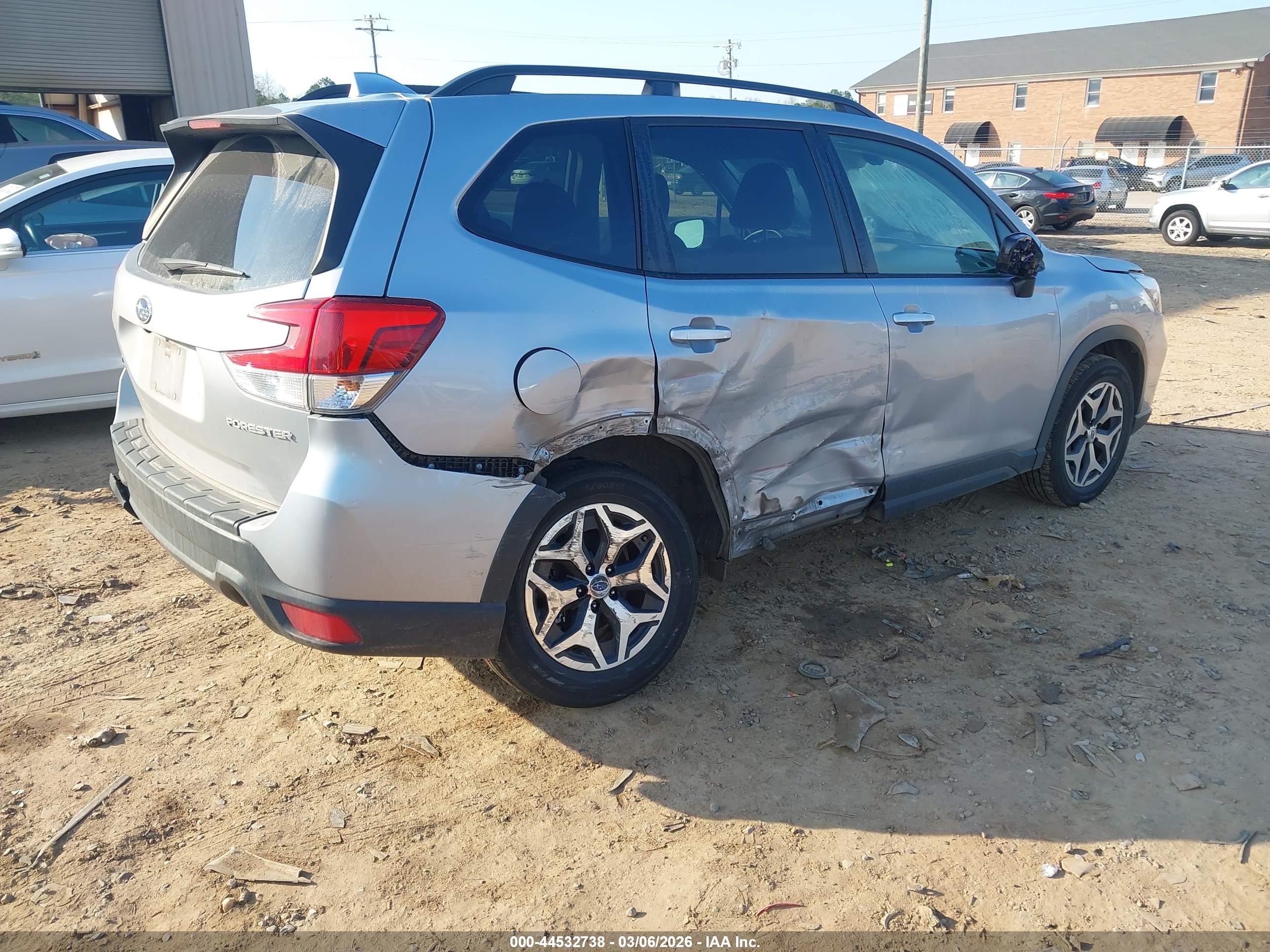 SUBARU FORESTER image 4