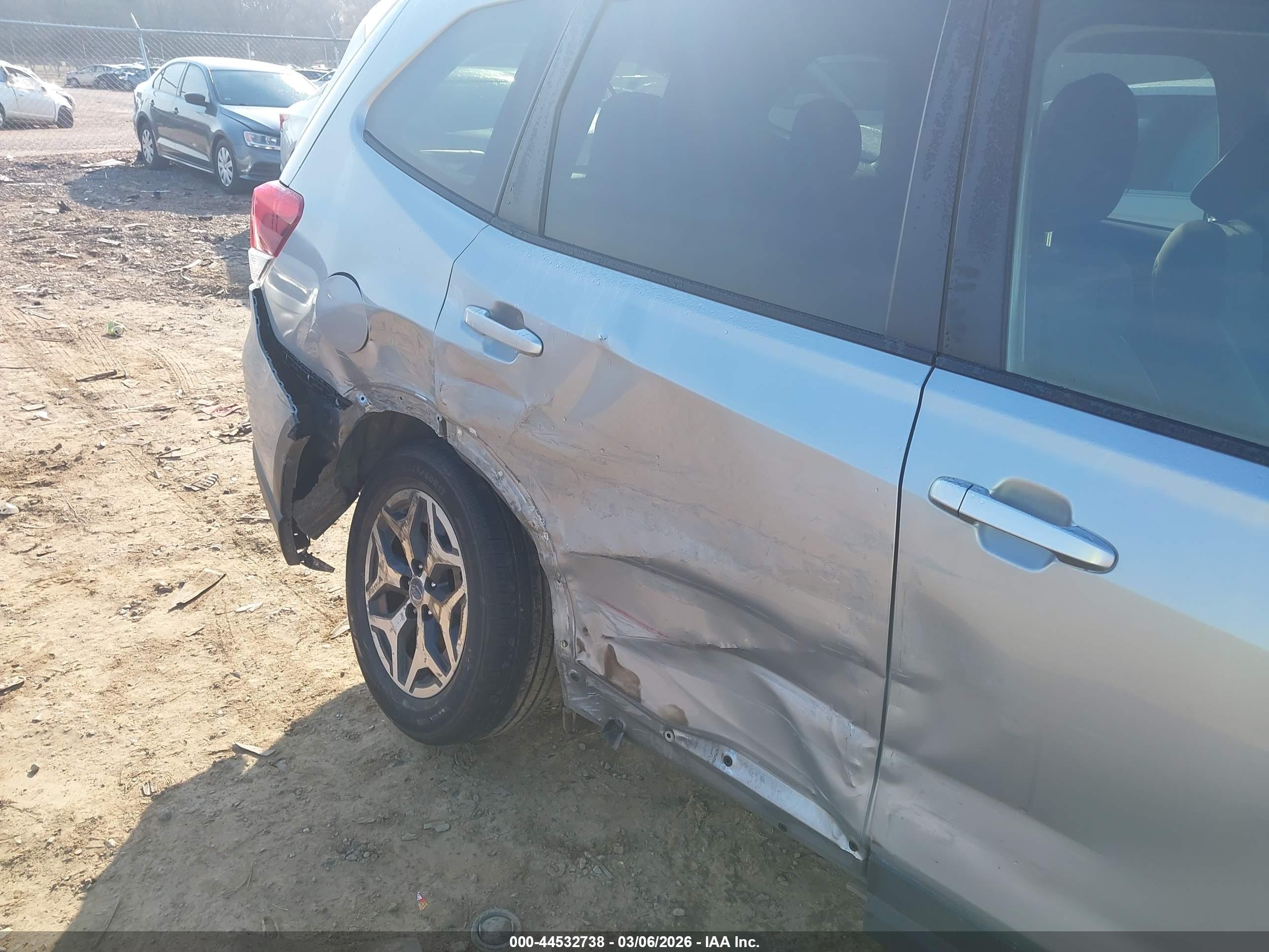 SUBARU FORESTER image 6
