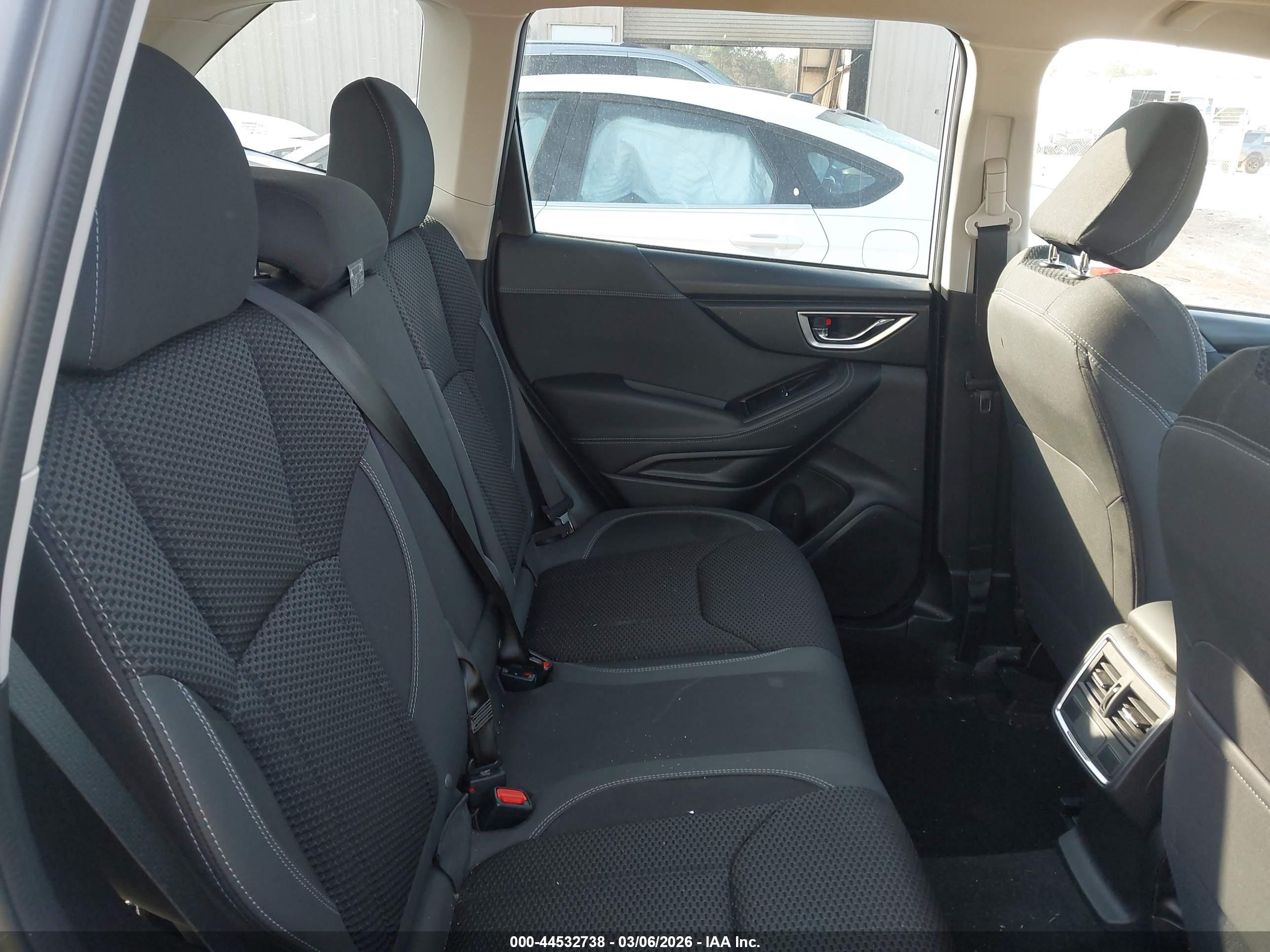 SUBARU FORESTER image 8