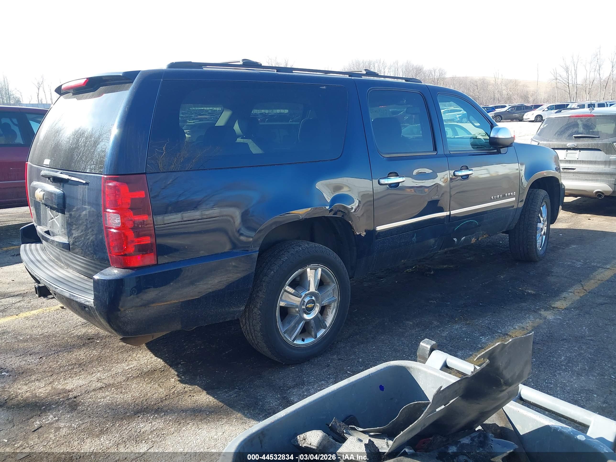 CHEVROLET SUBURBAN image 4