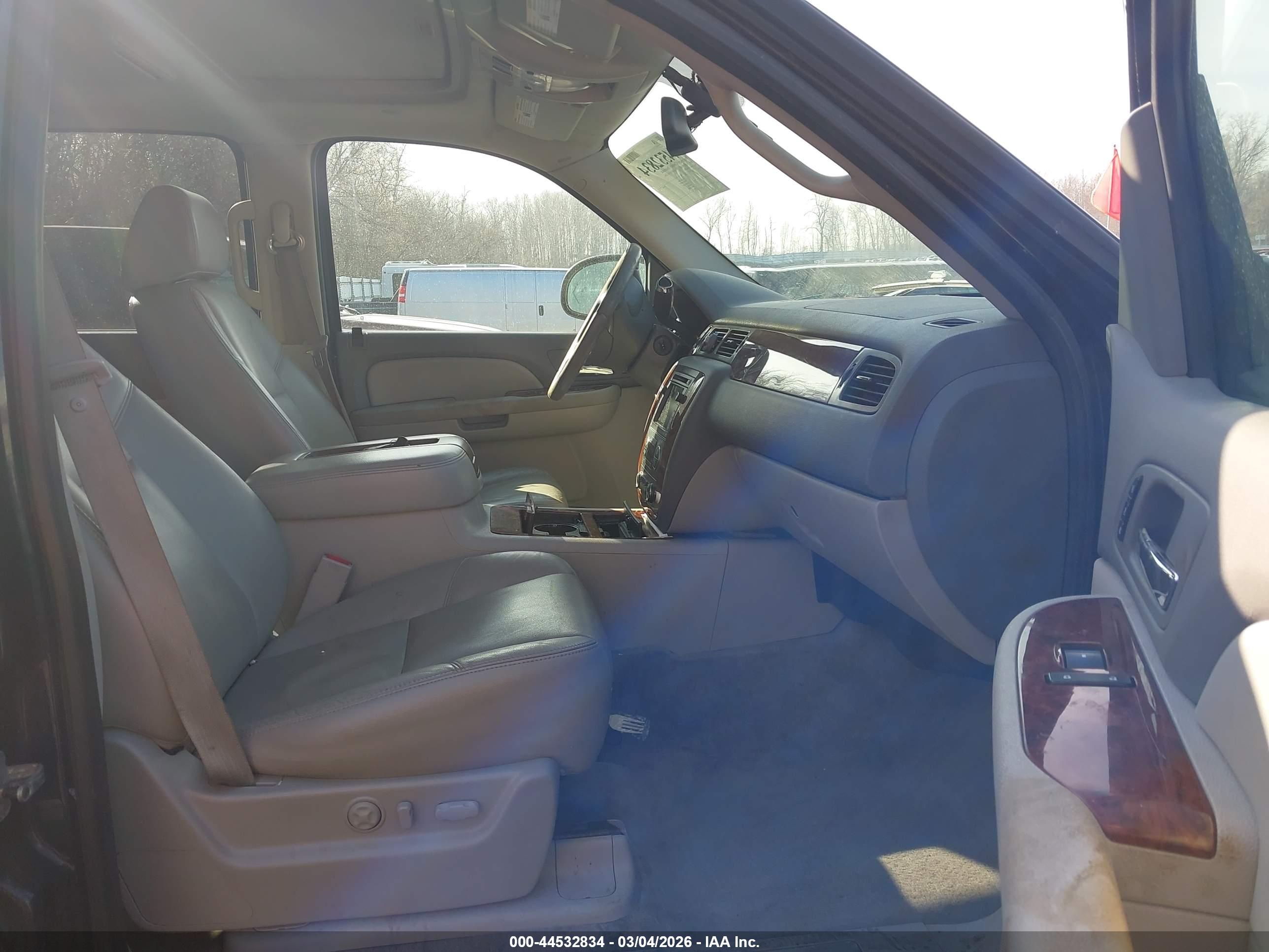 CHEVROLET SUBURBAN image 5