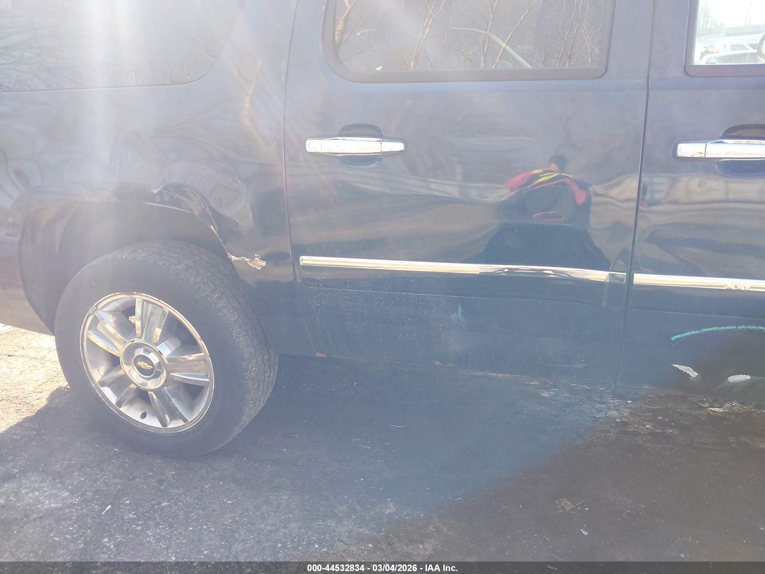 CHEVROLET SUBURBAN image 6