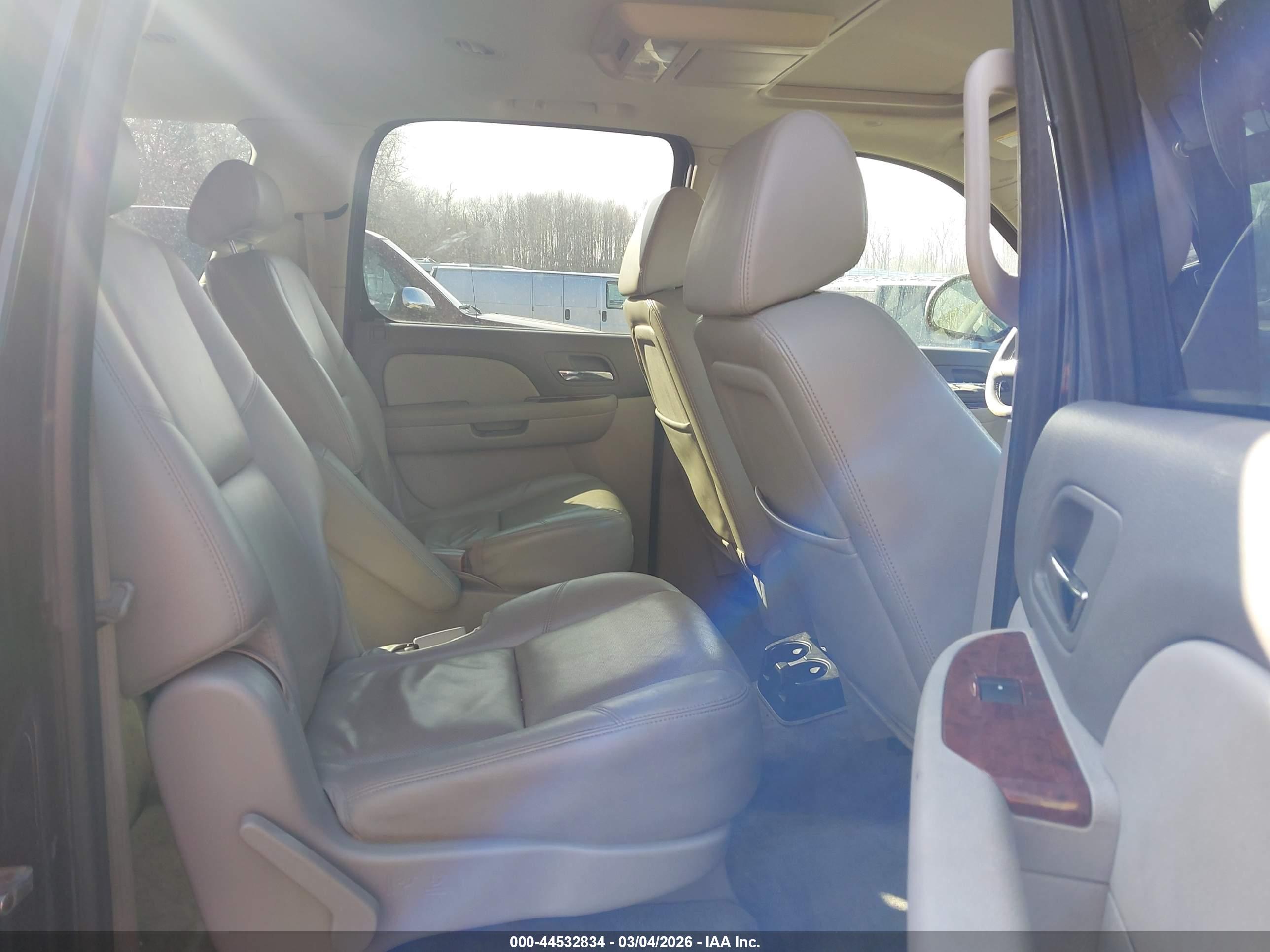 CHEVROLET SUBURBAN image 8
