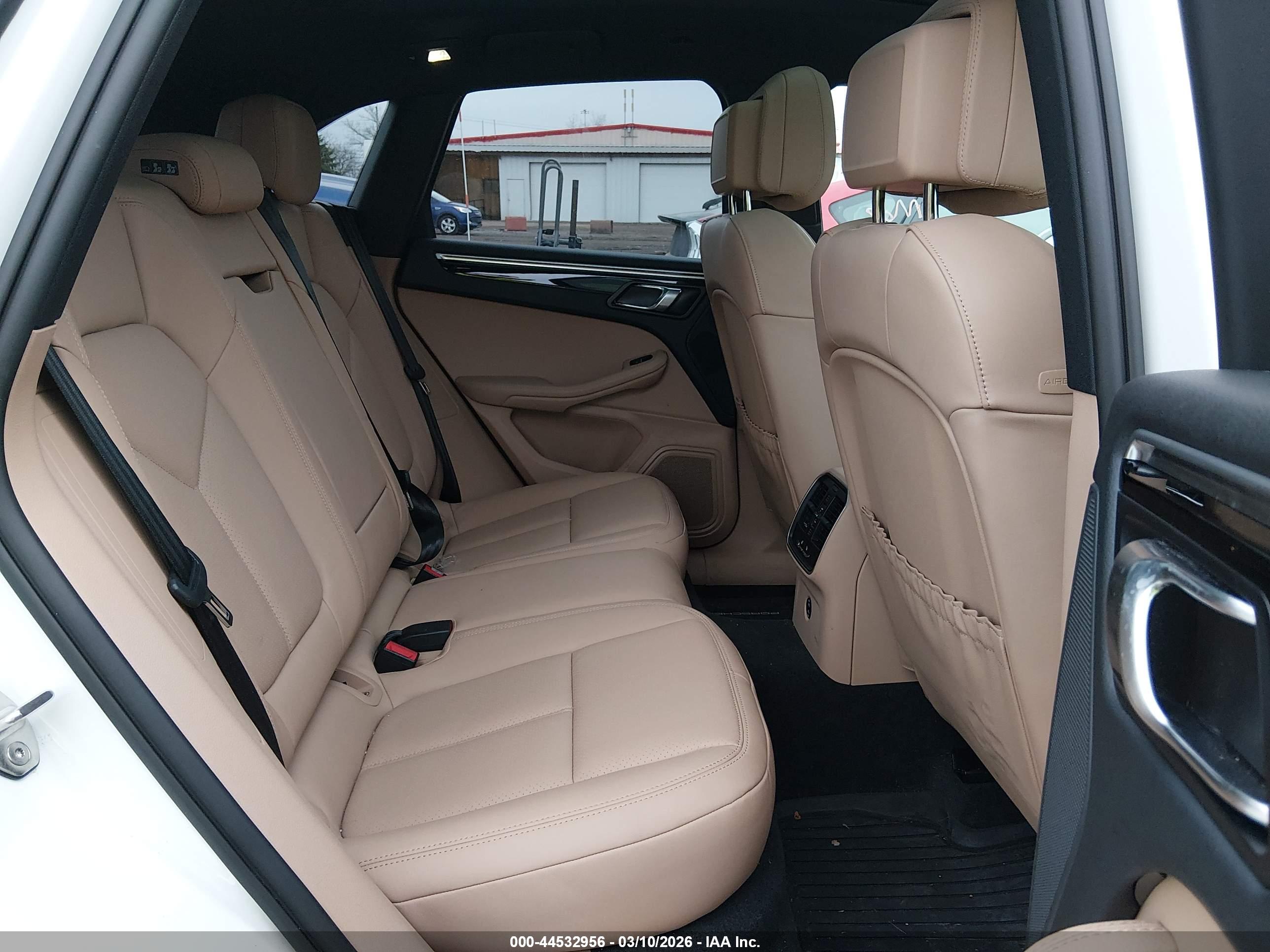 PORSCHE MACAN image 8