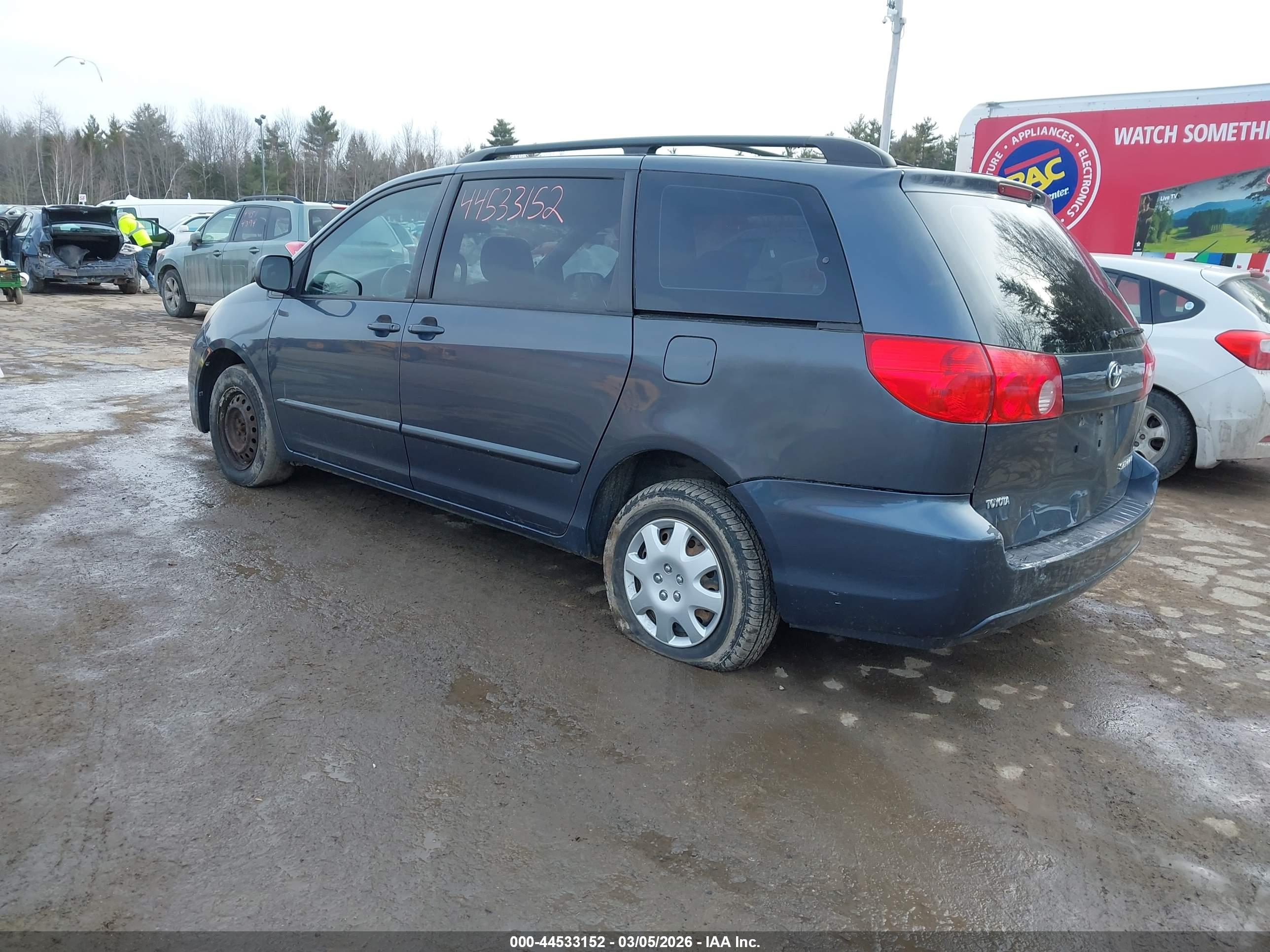 TOYOTA SIENNA image 3