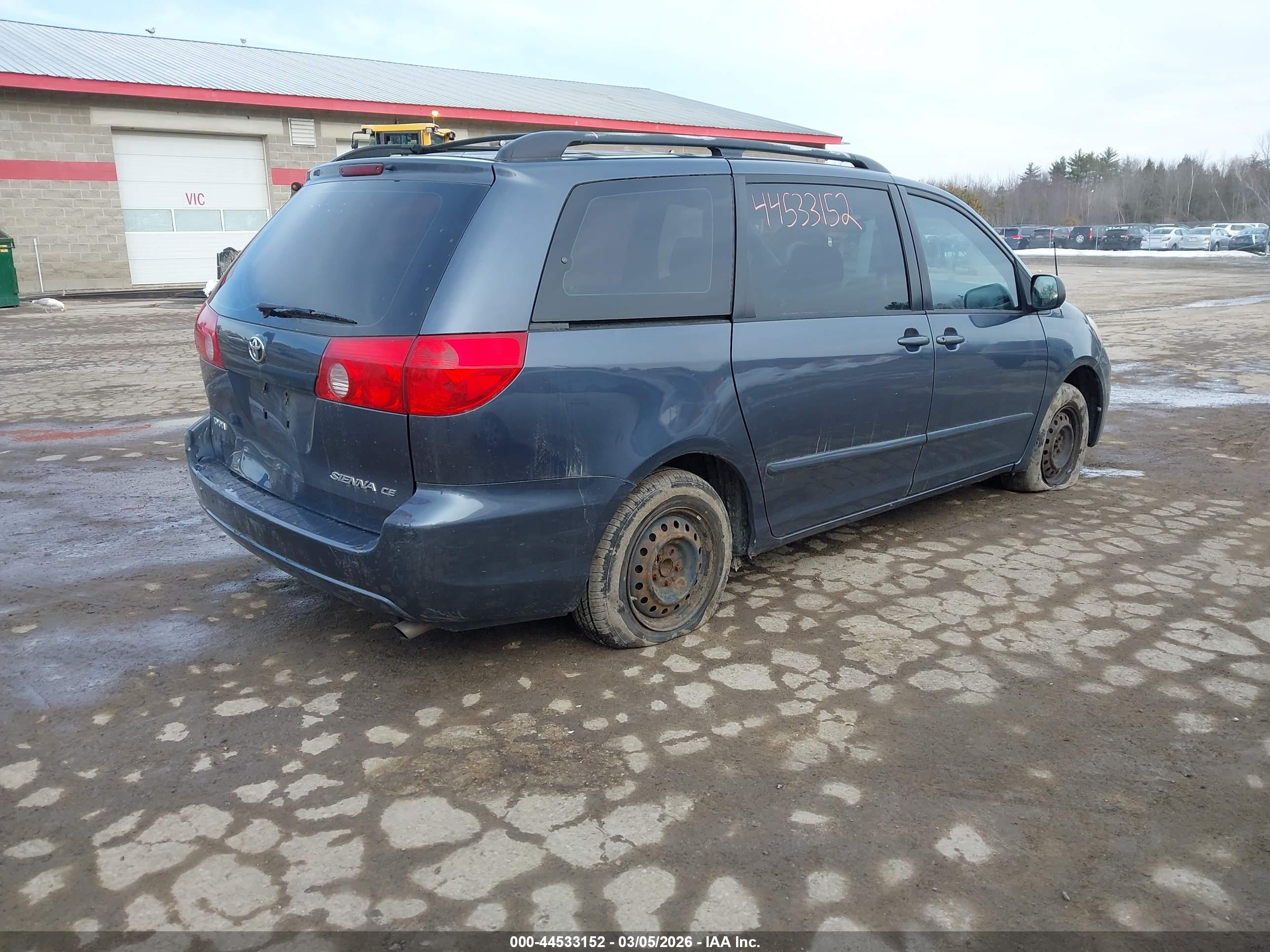 TOYOTA SIENNA image 4