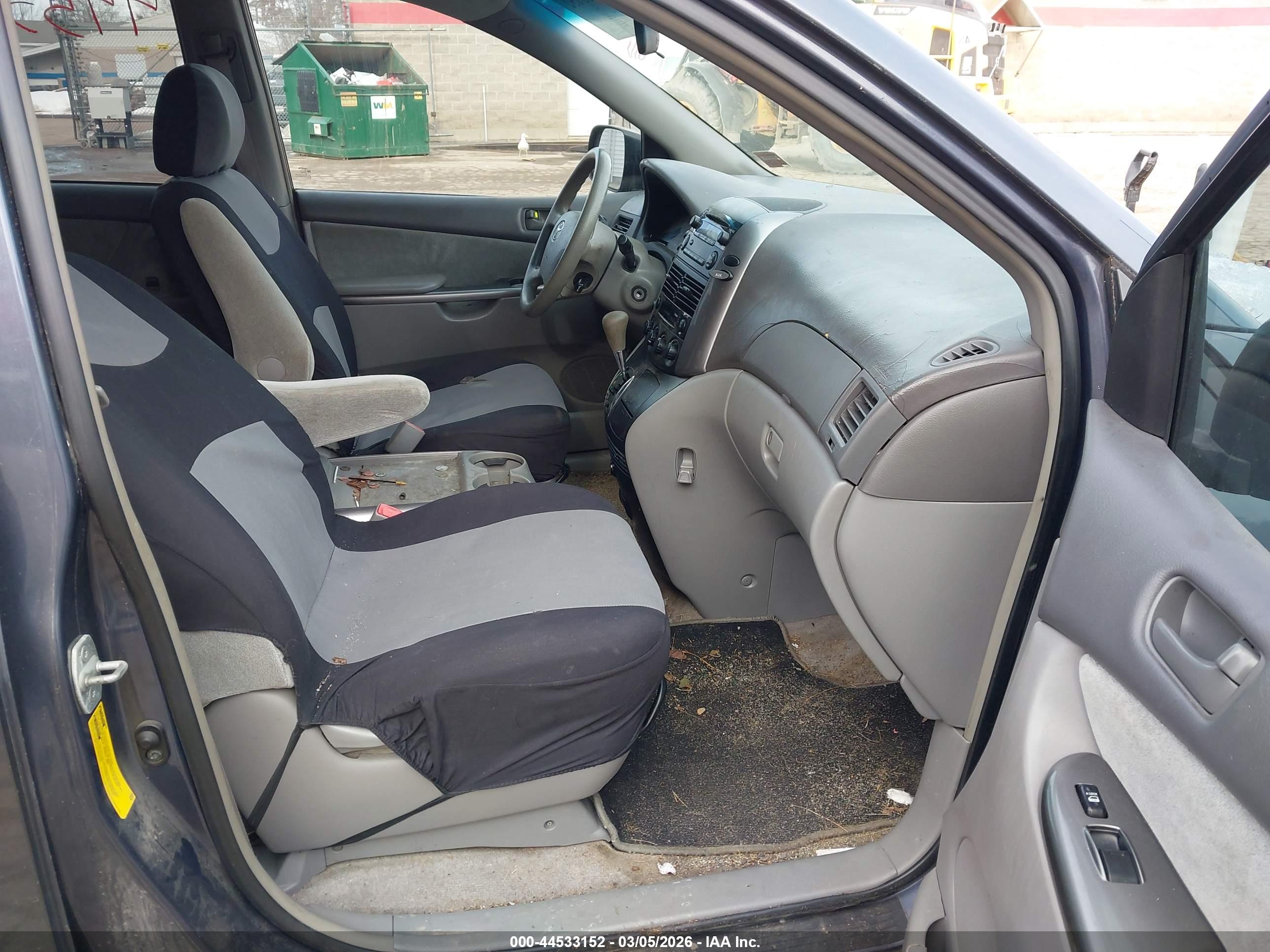 TOYOTA SIENNA image 5