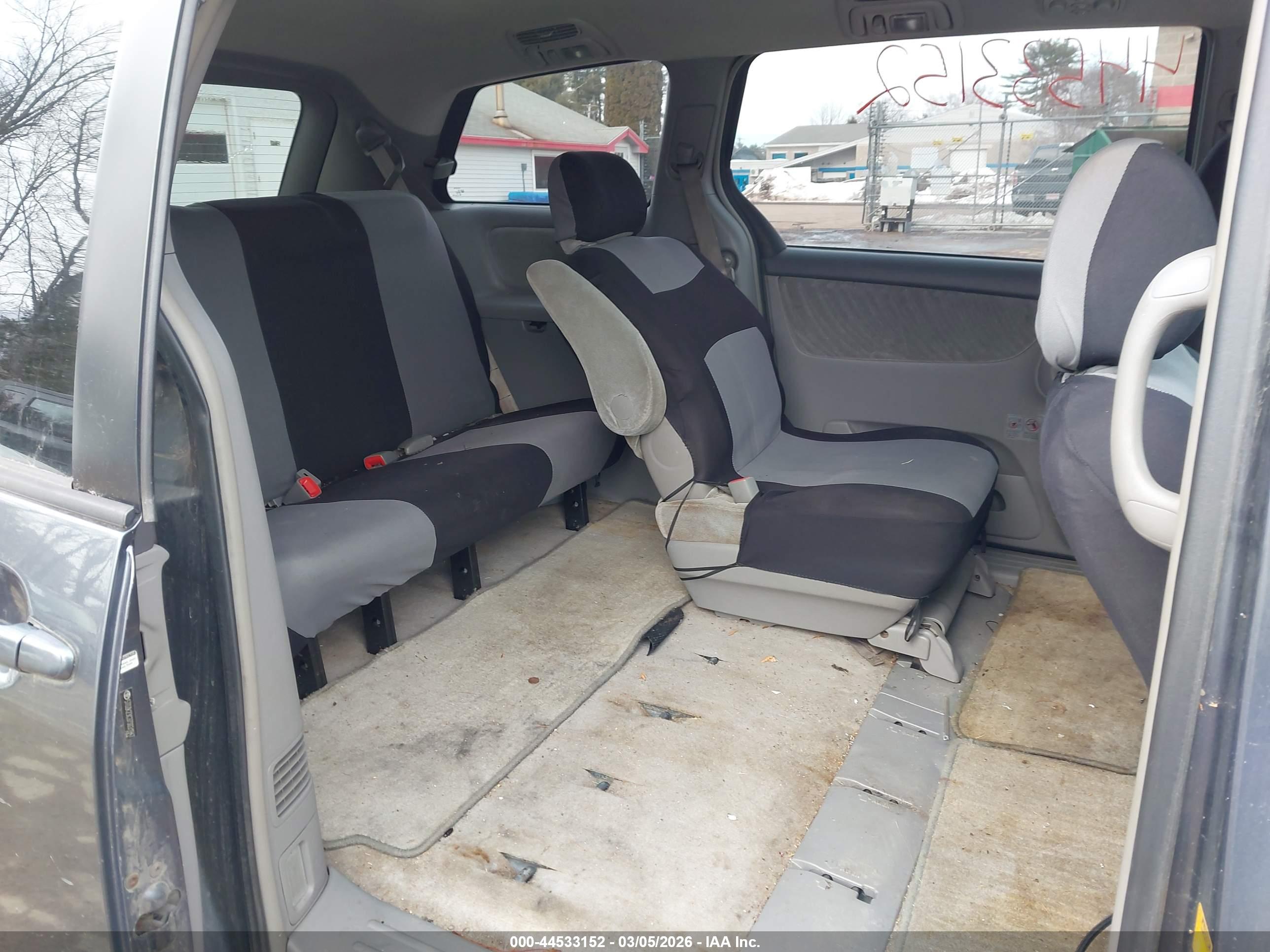 TOYOTA SIENNA image 8