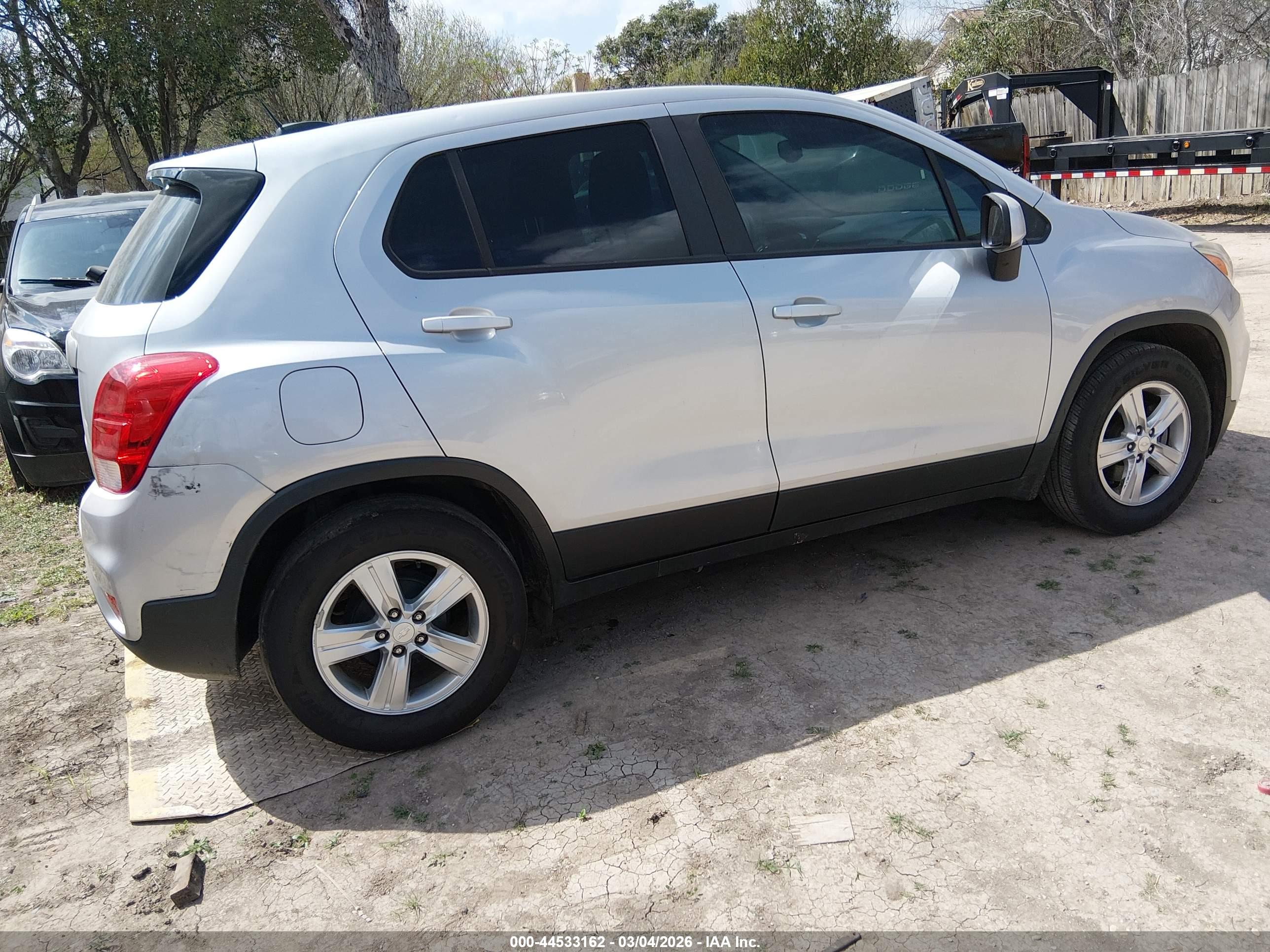 CHEVROLET TRAX image 4