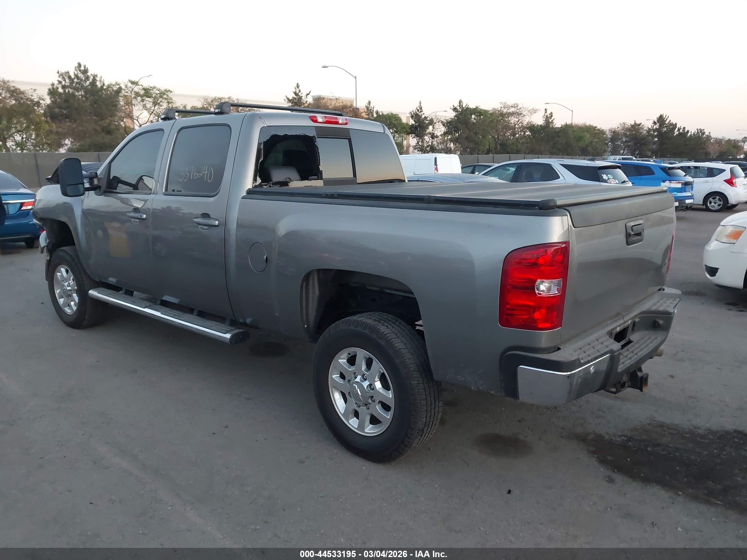 CHEVROLET SILVERADO image 3