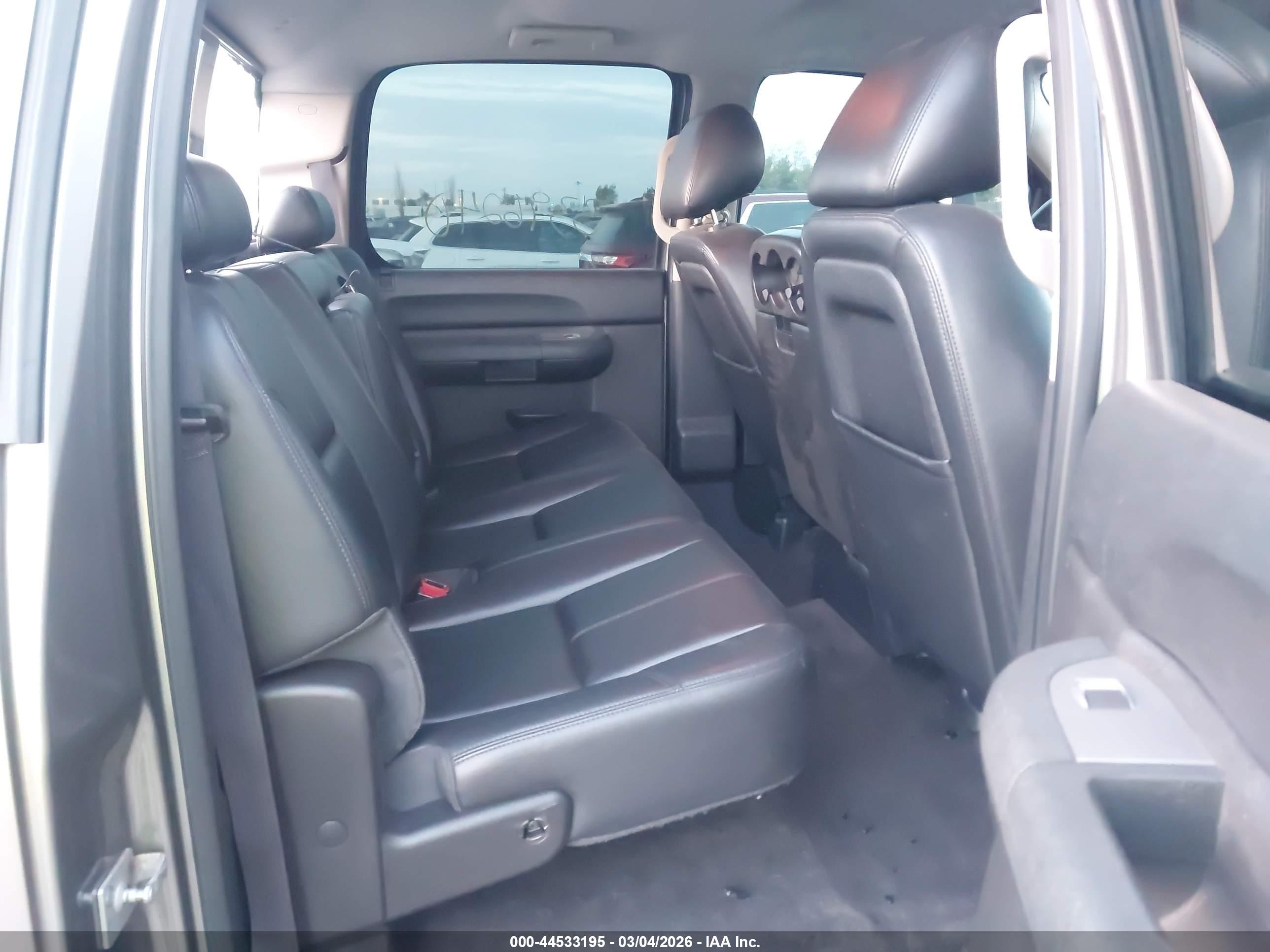 CHEVROLET SILVERADO image 8