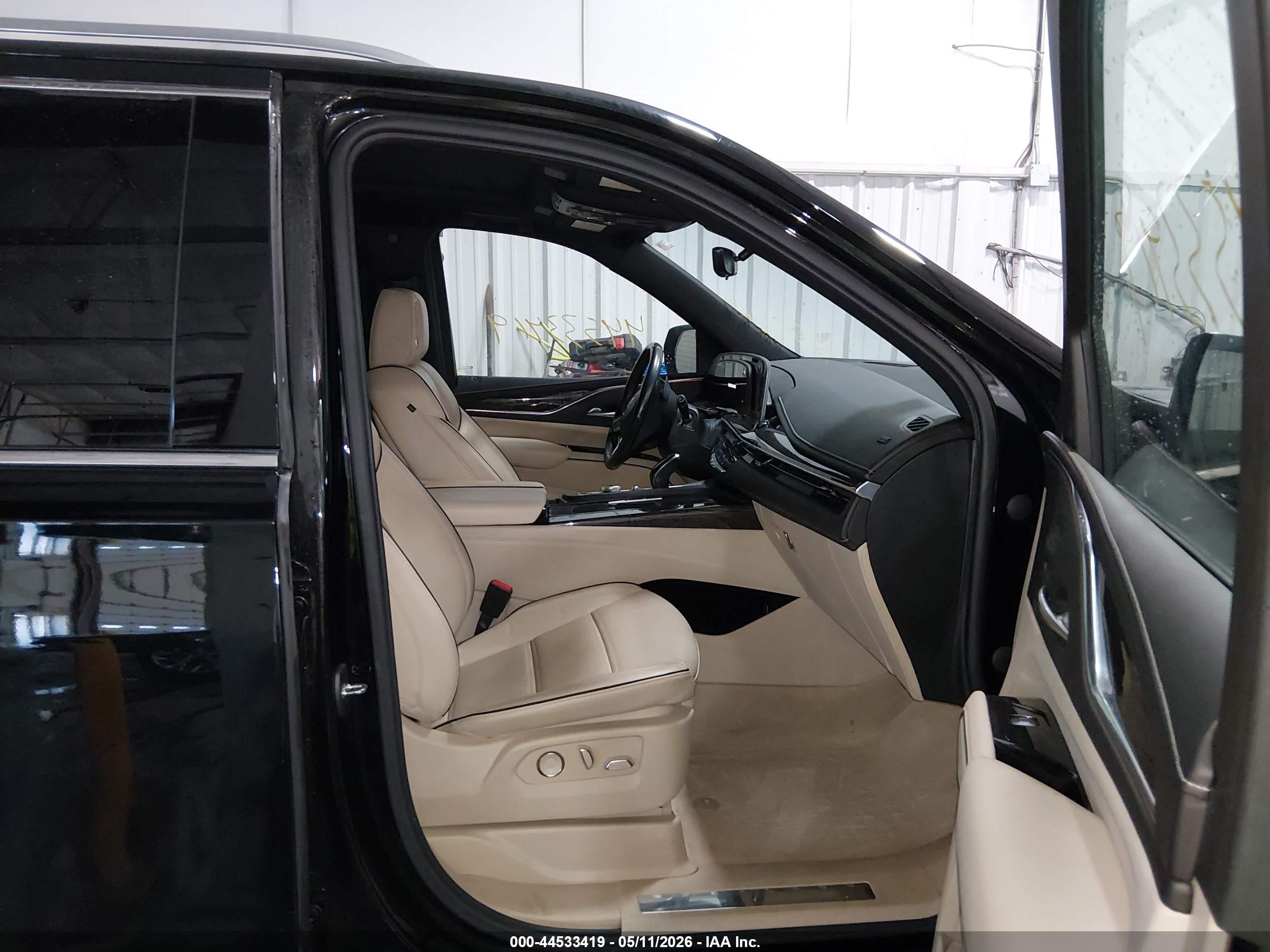 CADILLAC ESCALADE image 5