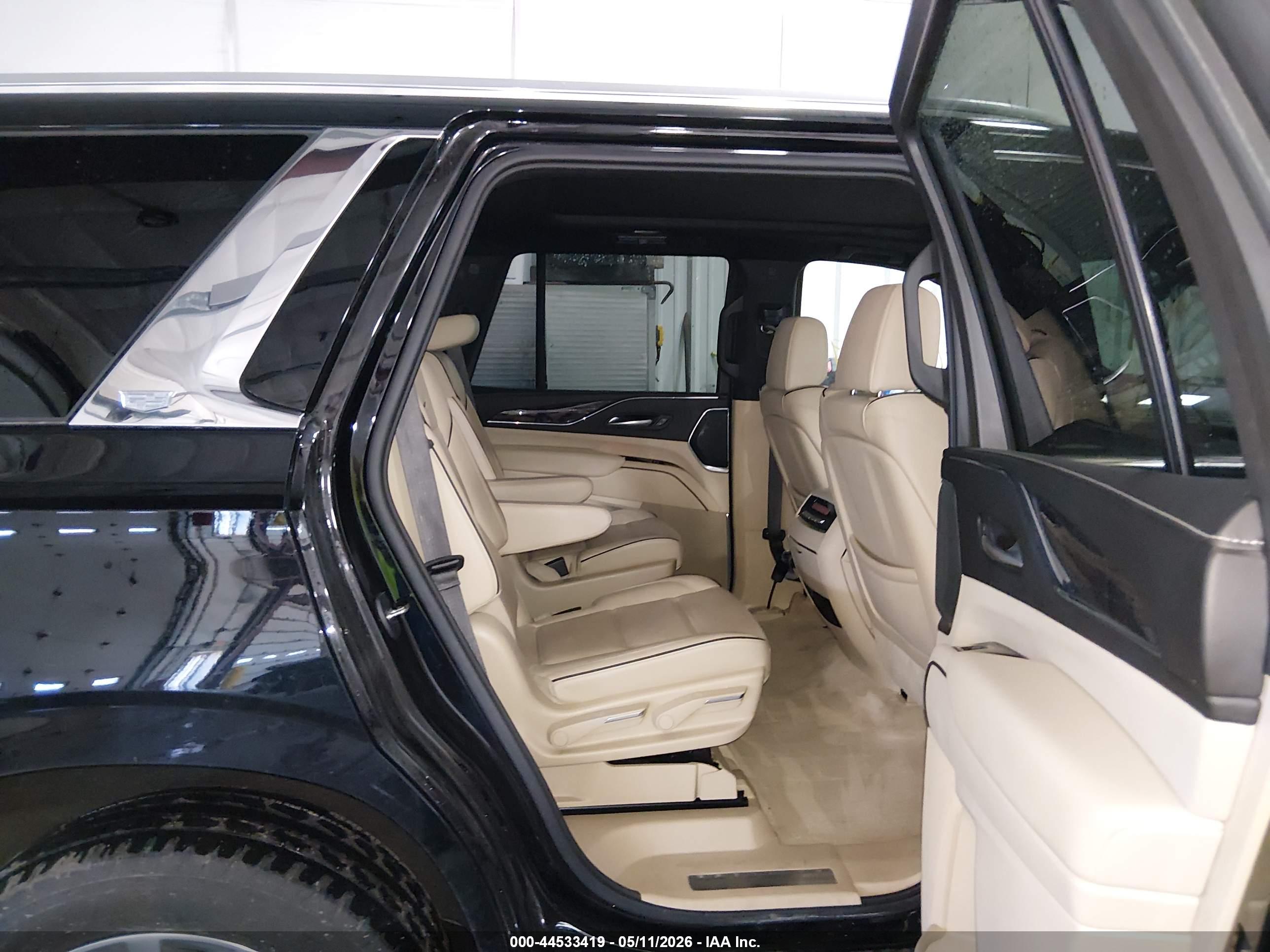 CADILLAC ESCALADE image 8