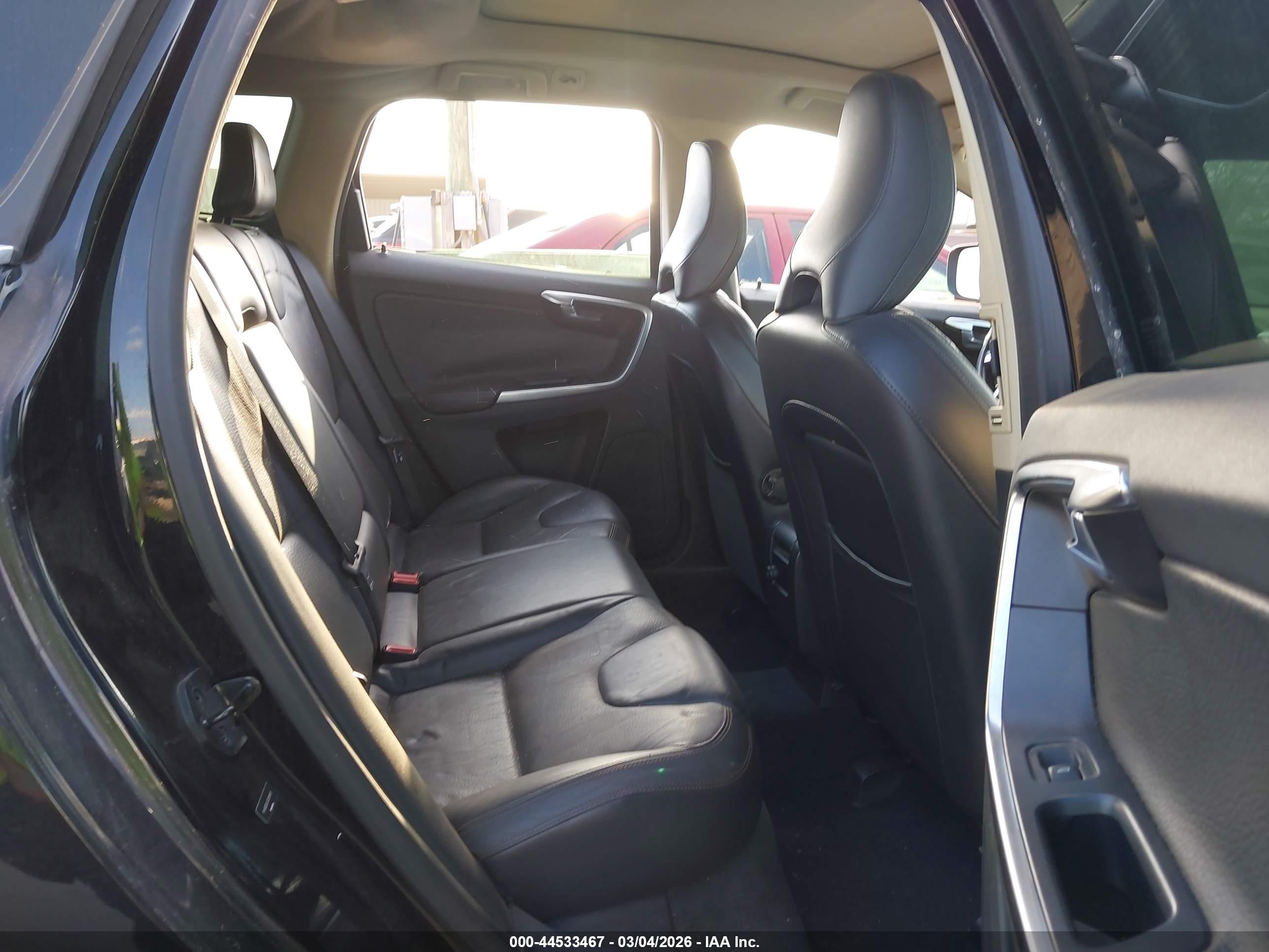 VOLVO XC60 image 8