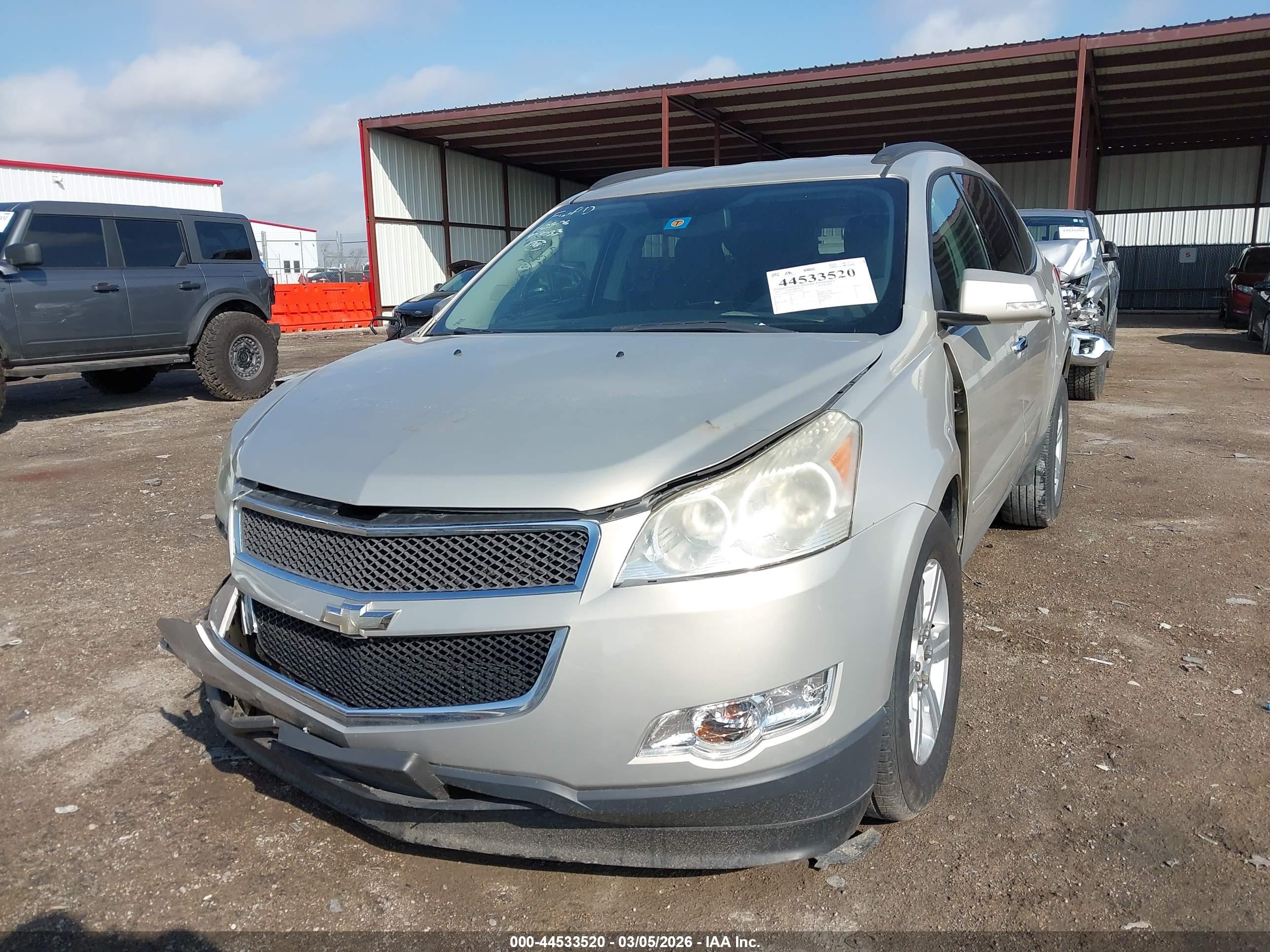 CHEVROLET TRAVERSE image 2